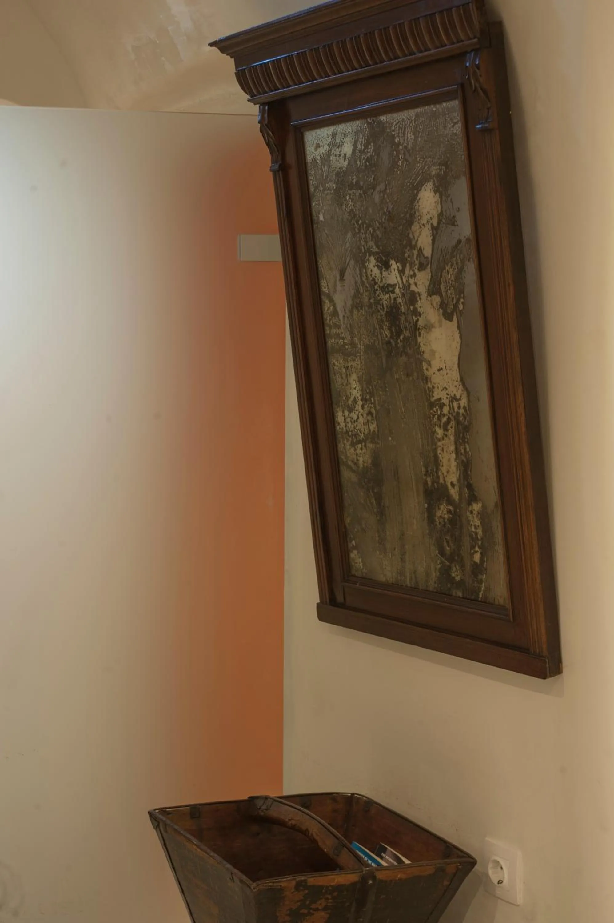 Decorative detail in Heliophos Boutique Caves