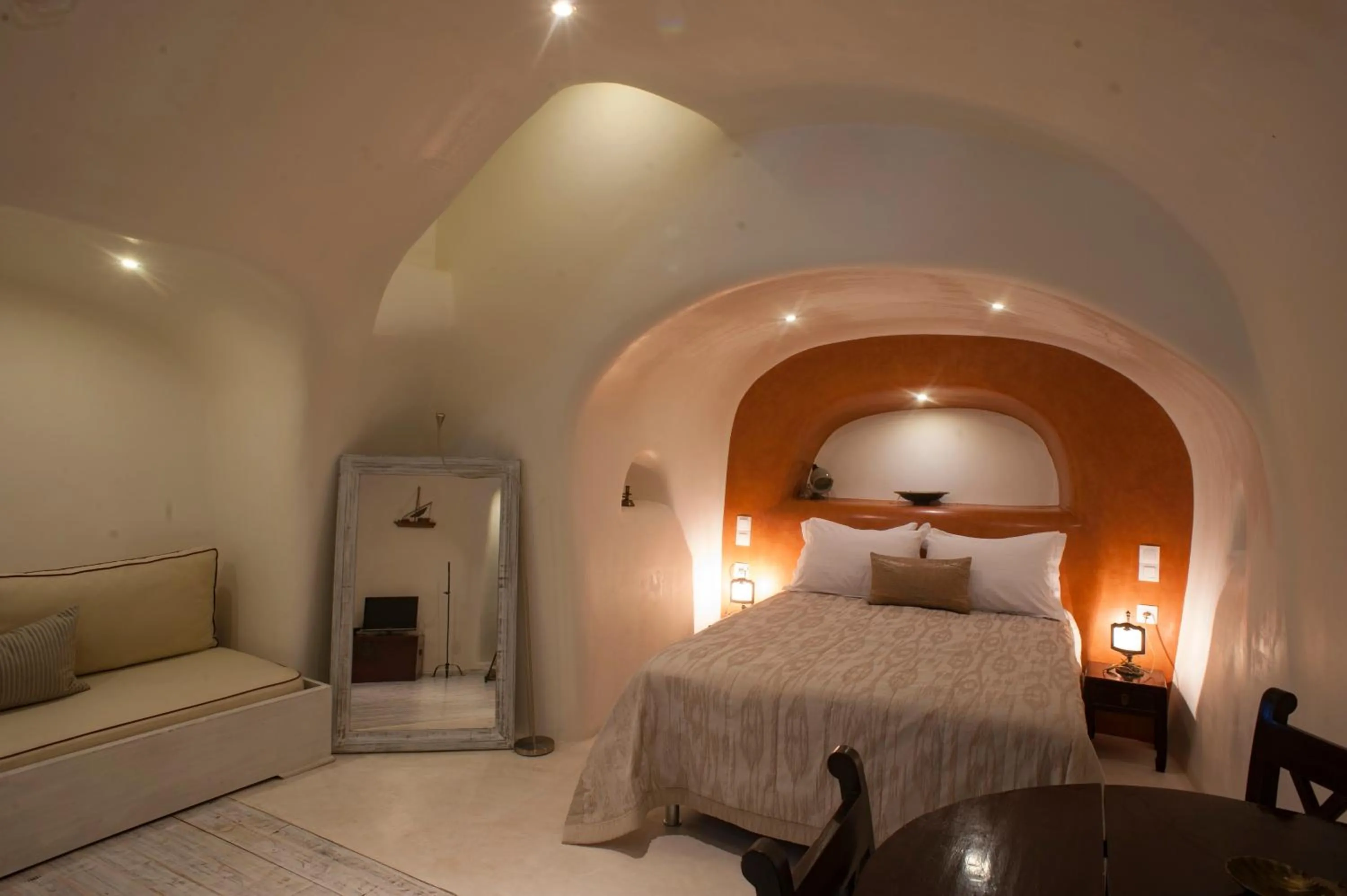 Photo of the whole room, Bed in Heliophos Boutique Caves