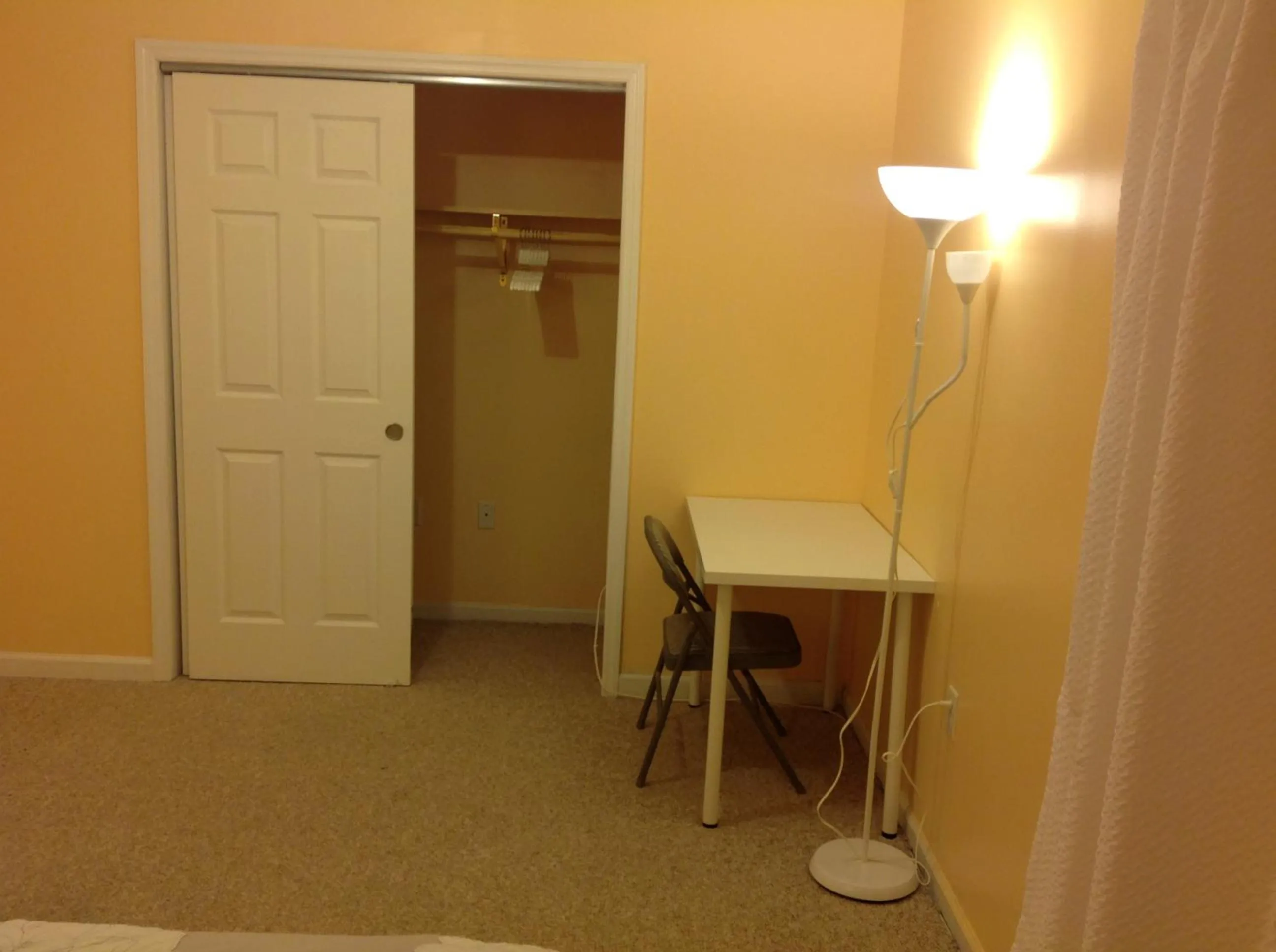 King Room with Shared Bathroom in Mojoy Homesuites At Runyon