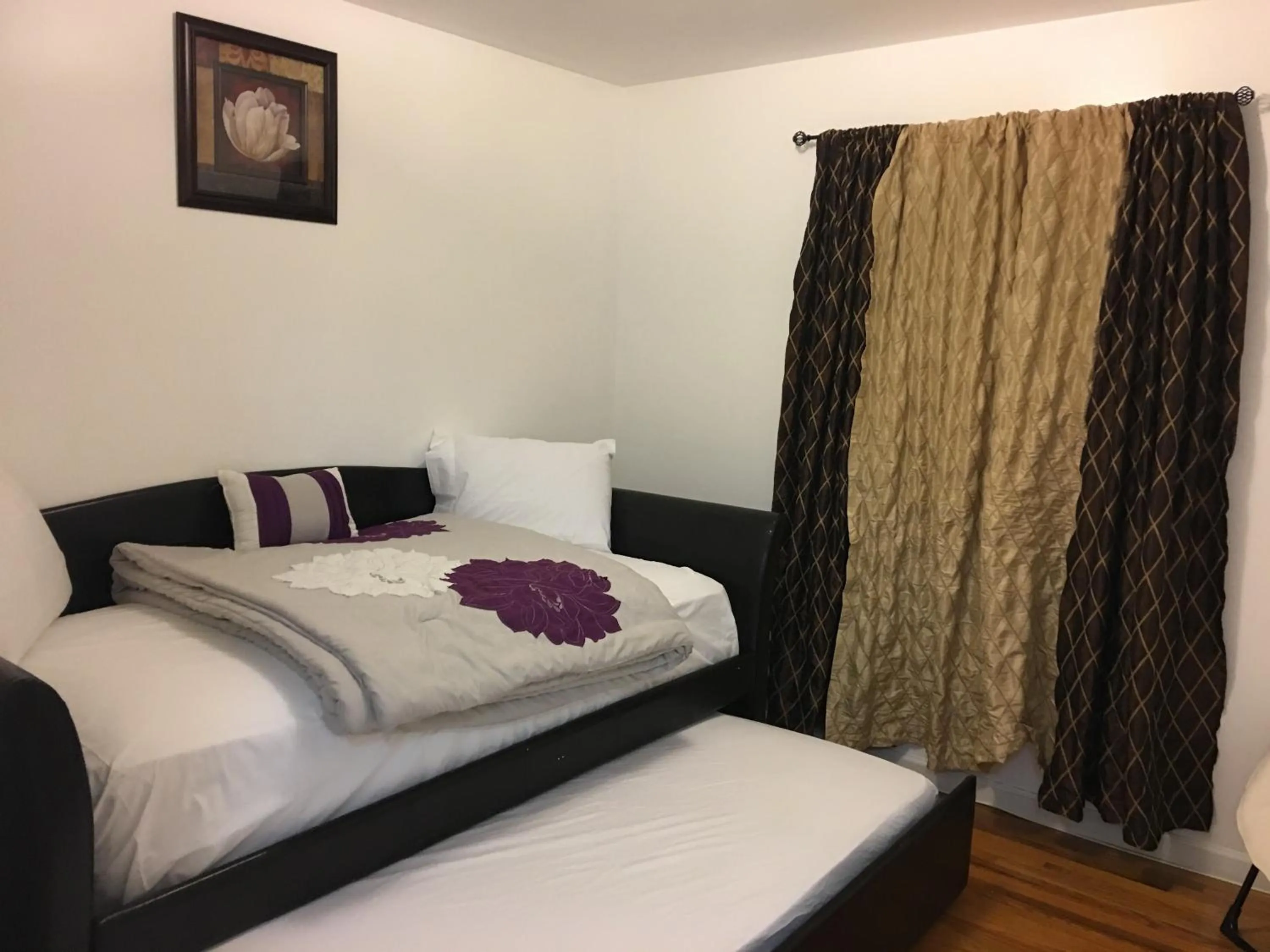 Twin Room with Shared Bathroom in Mojoy Homesuites At Runyon