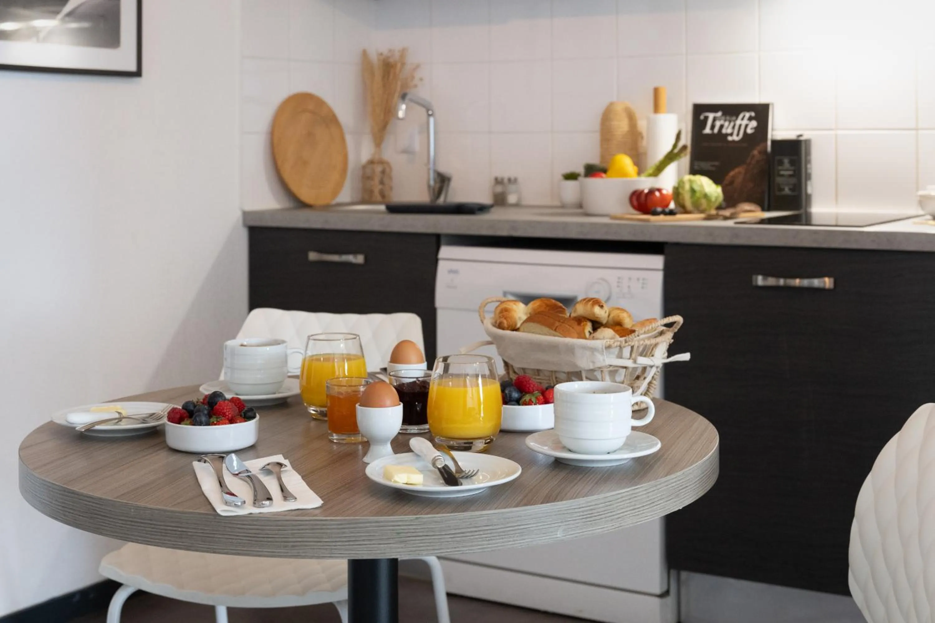 kitchen in Nemea Appart Hotel Stadium Bordeaux aéroport