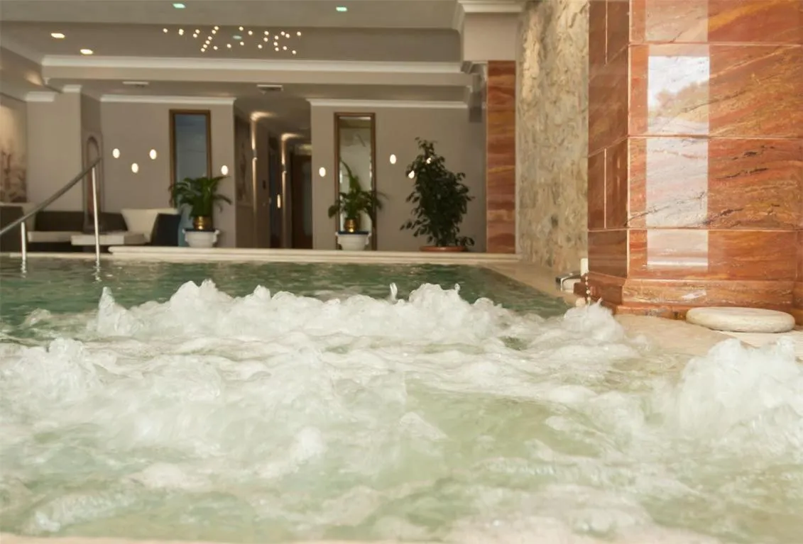 Hot Tub in Hotel Argentina & SPA