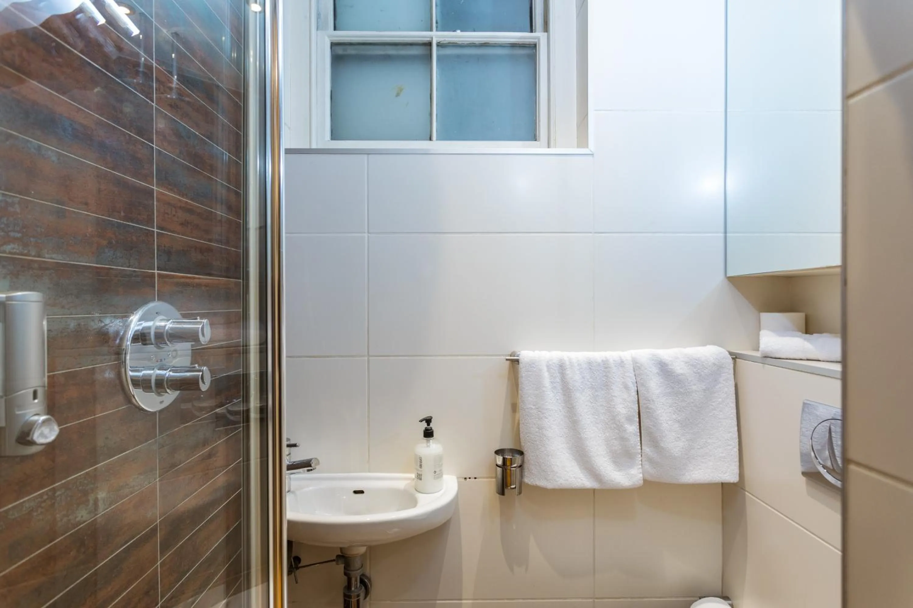 Shower in Space ApartHotel