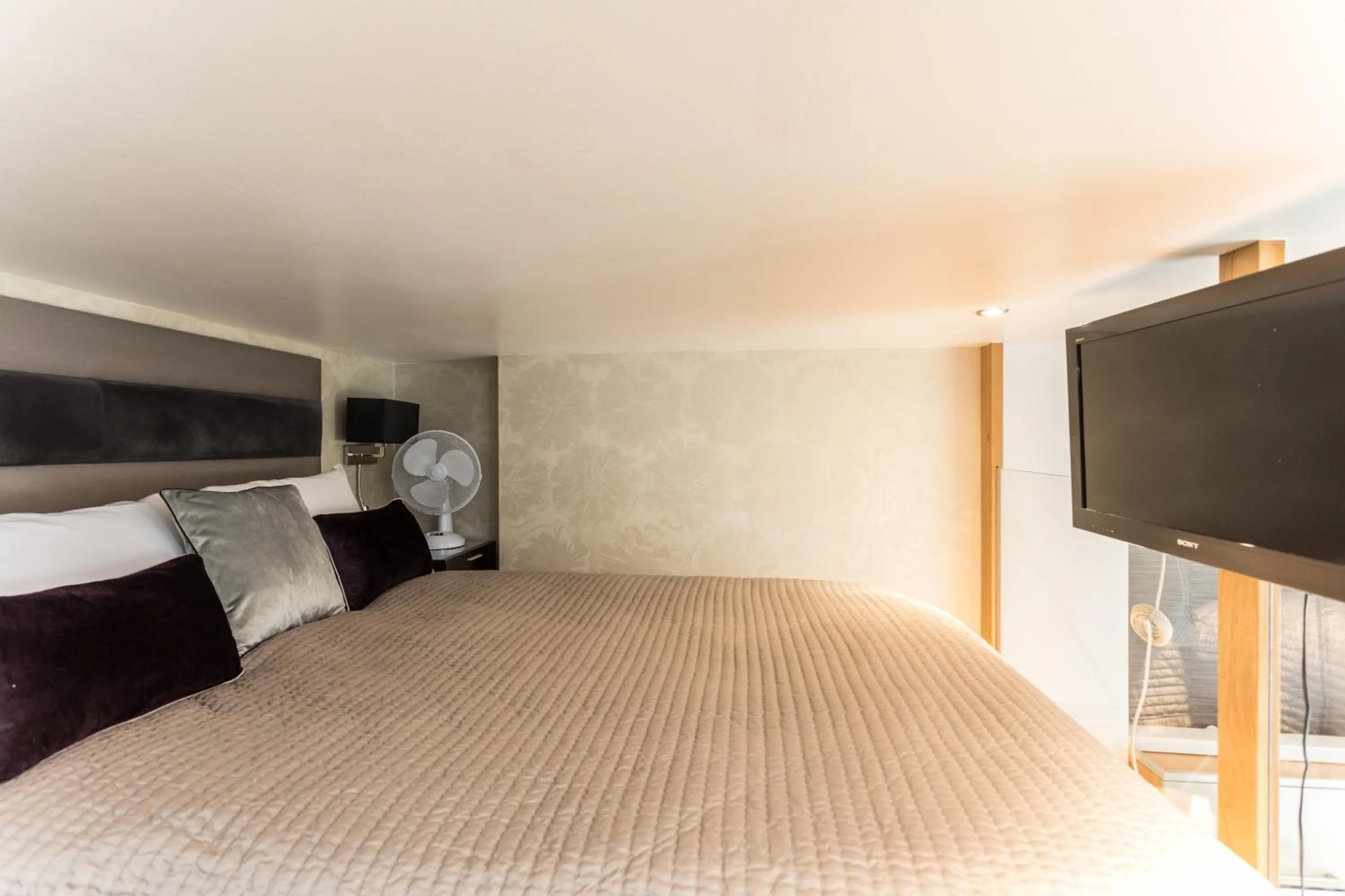 Bed in Space ApartHotel