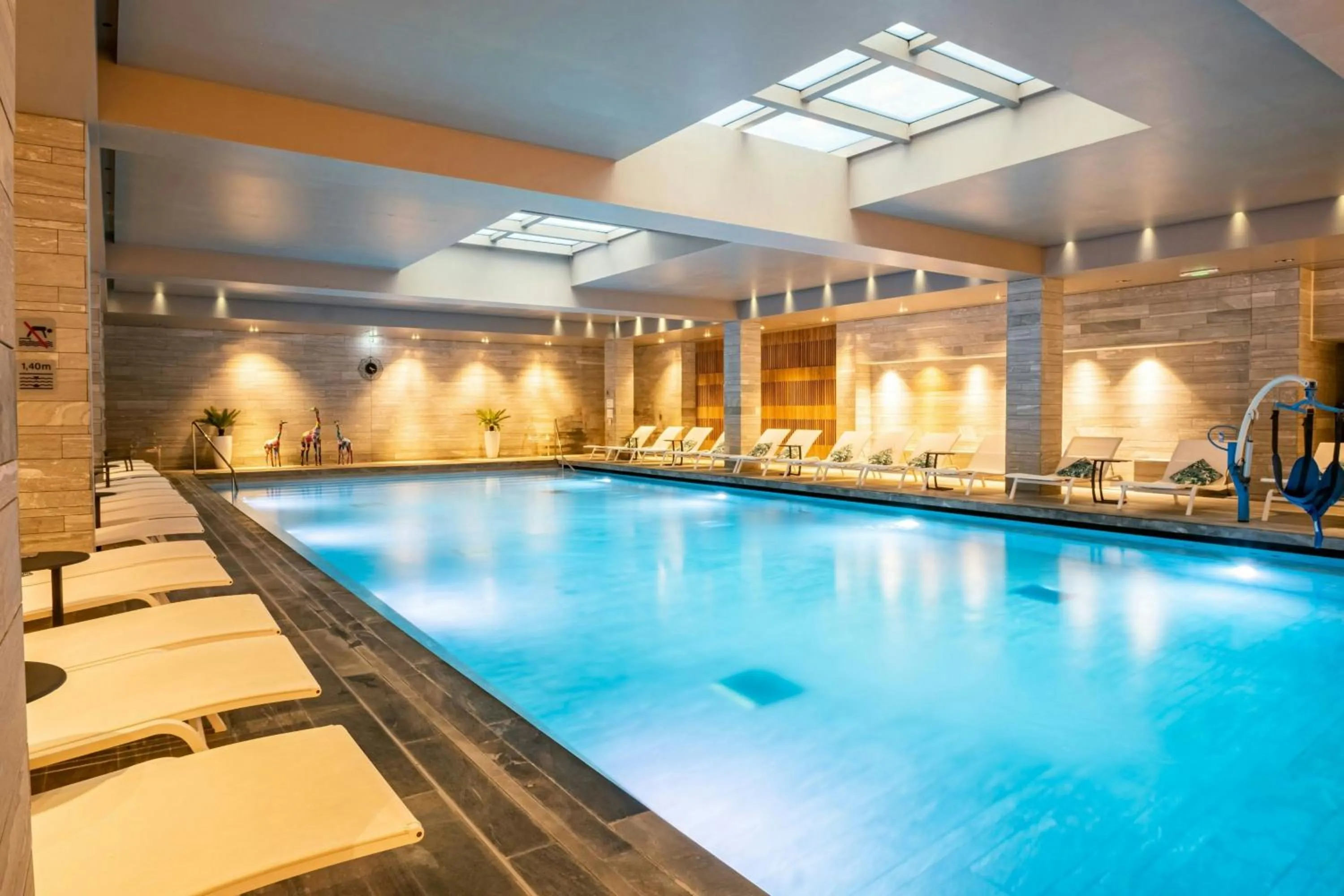 Swimming pool in Hôtel de Bourgtheroulde, Autograph Collection