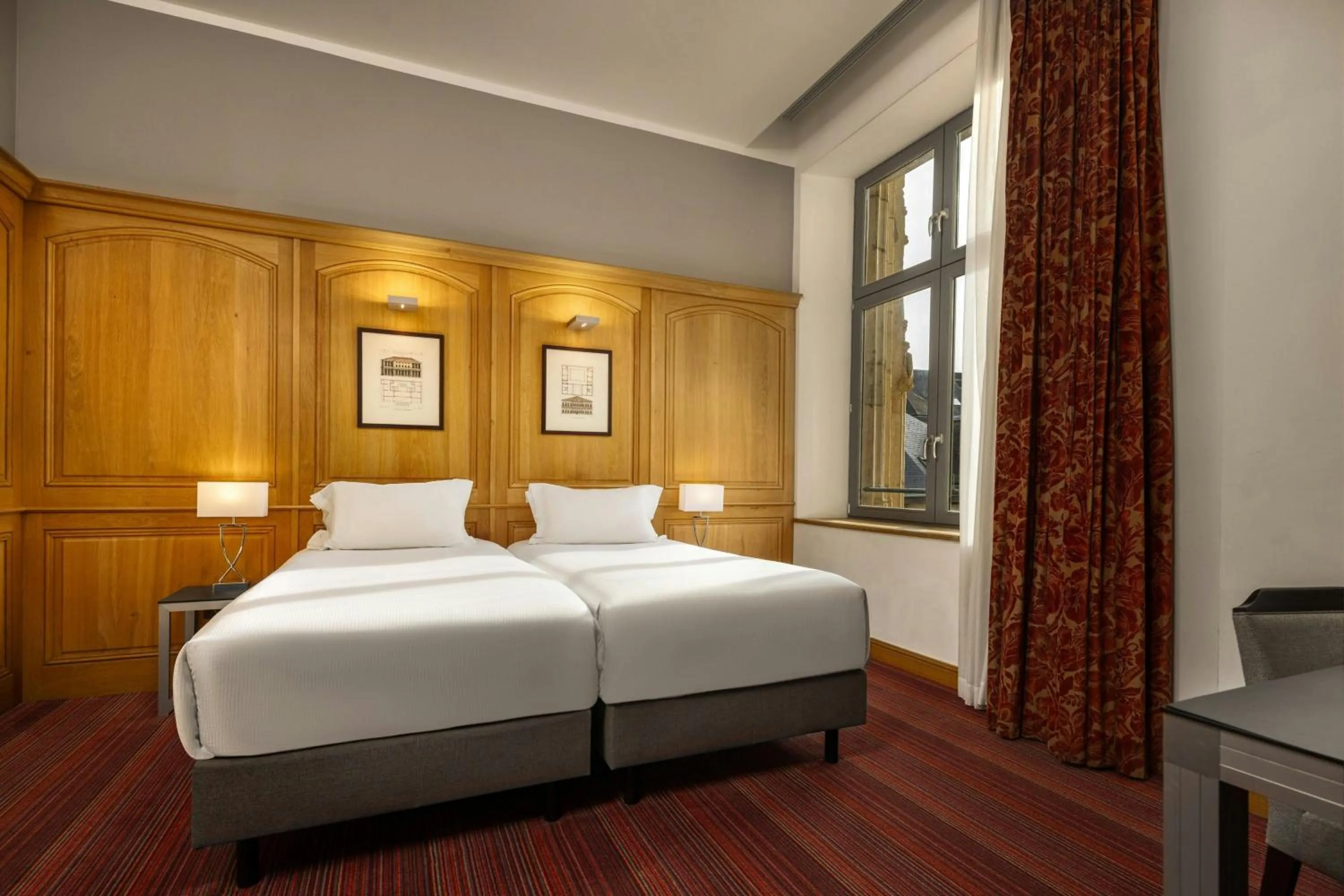 Photo of the whole room, Bed in Hôtel de Bourgtheroulde, Autograph Collection