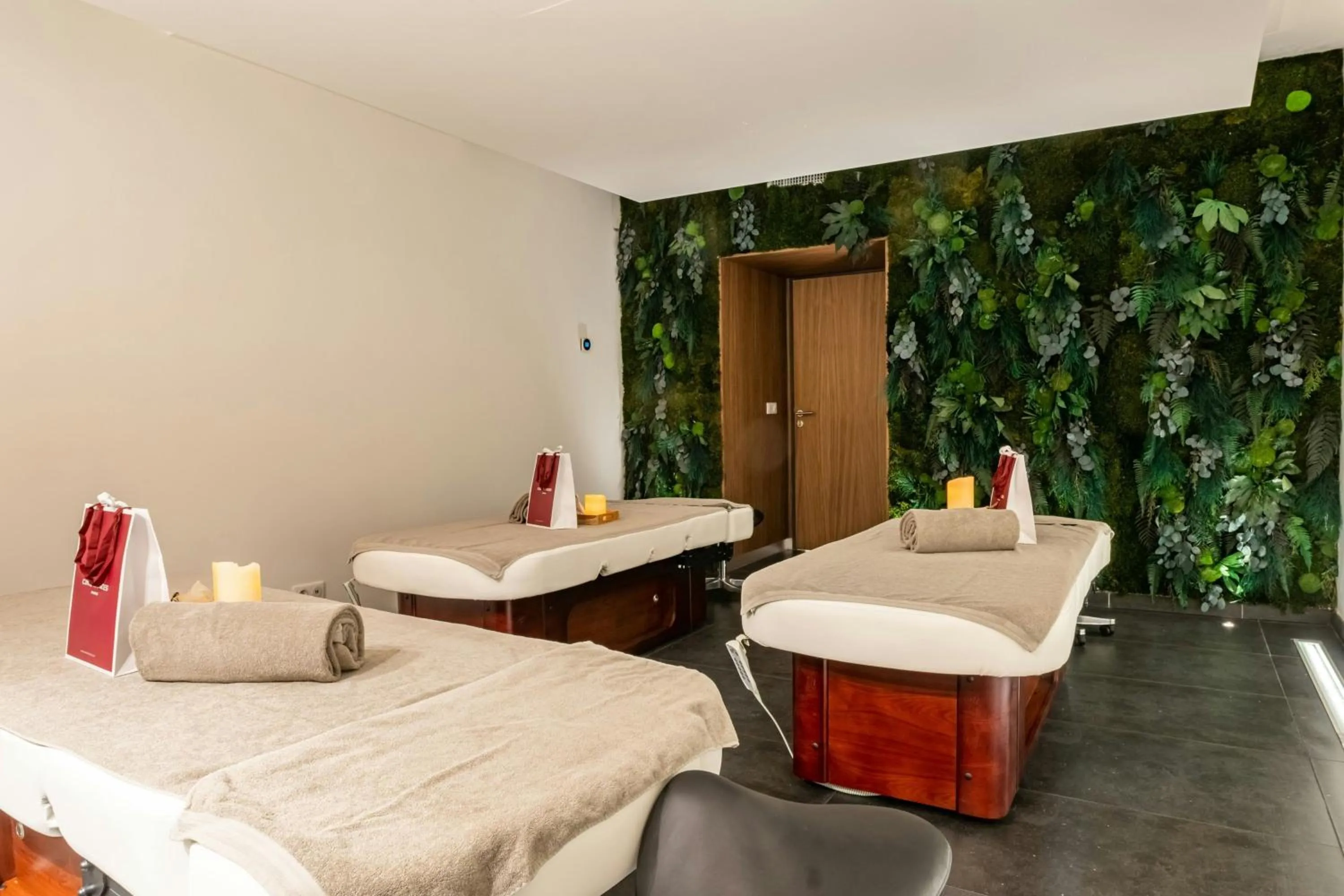 Spa and wellness centre/facilities, Bed in Hôtel de Bourgtheroulde, Autograph Collection