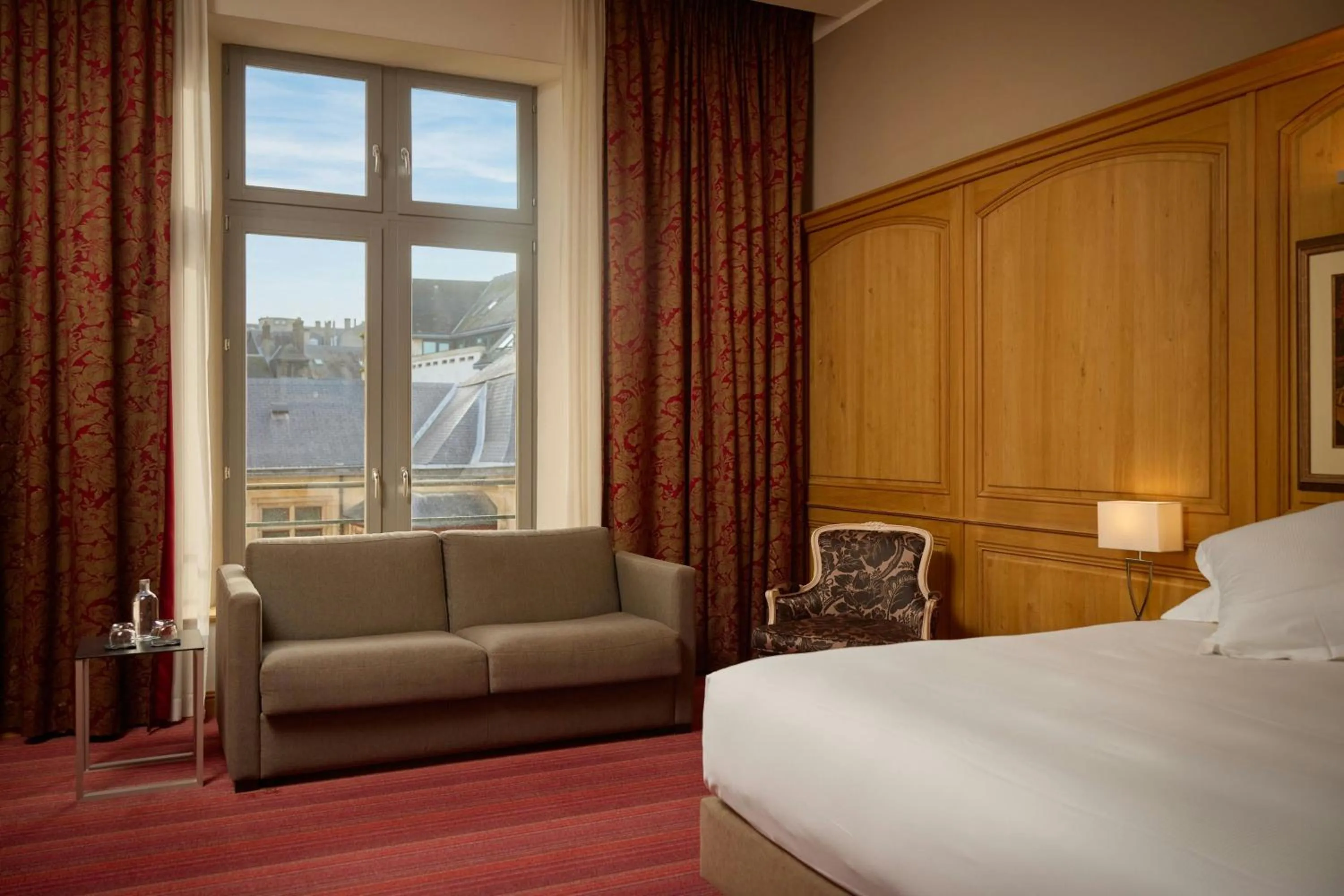 Bathroom, Bed in Hôtel de Bourgtheroulde, Autograph Collection