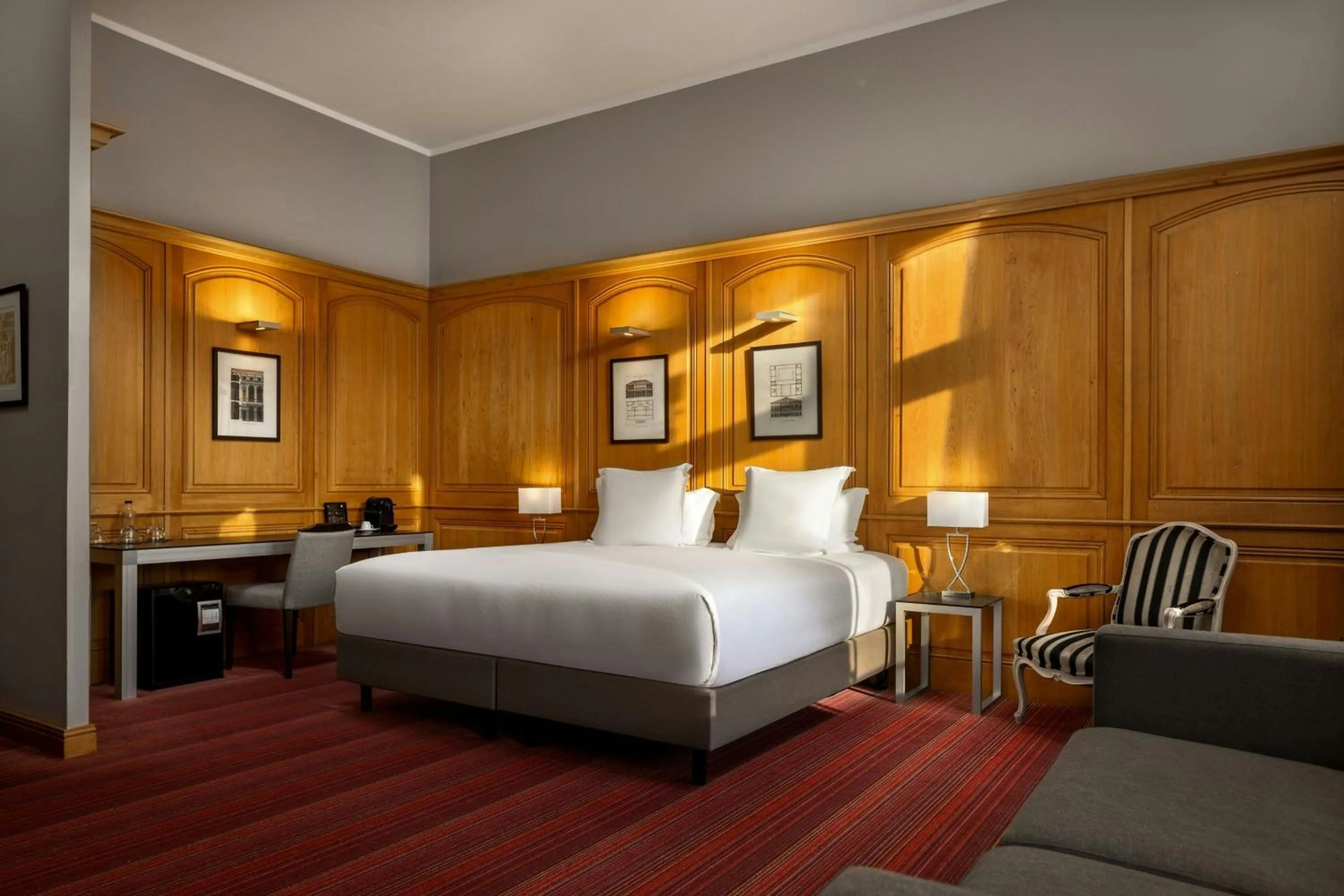 Bathroom, Bed in Hôtel de Bourgtheroulde, Autograph Collection