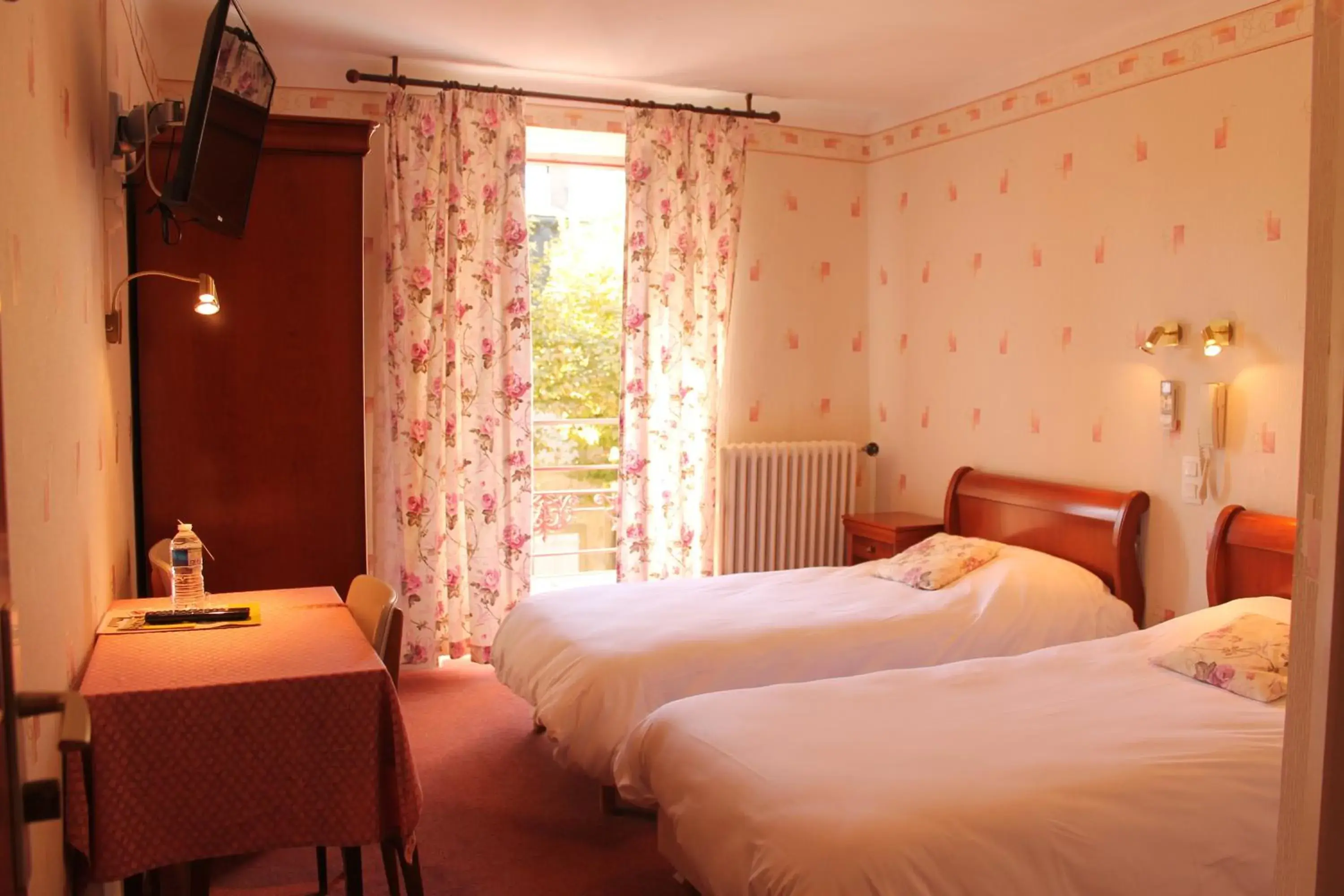Twin Room in Hôtel Le Commerce Twin Room in Hôtel Le Commerce