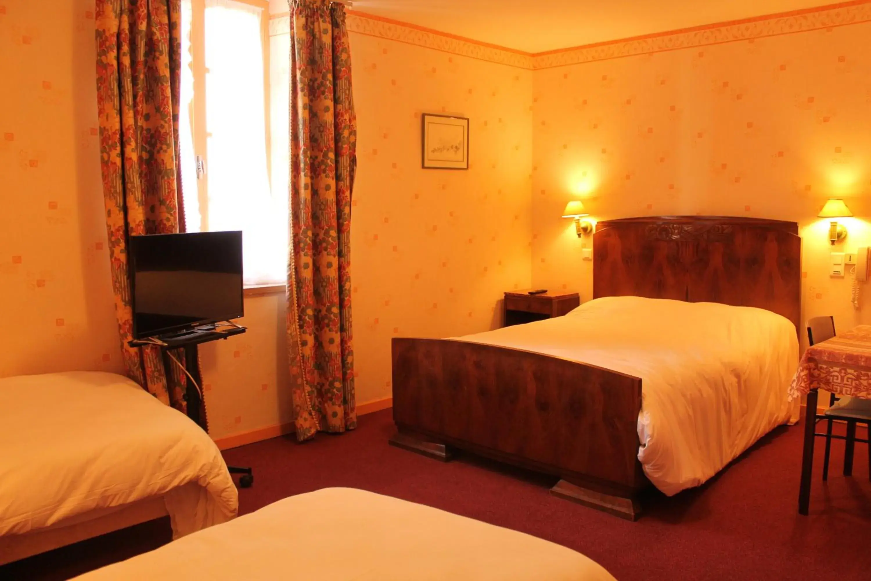 Bed in Hôtel Le Commerce Bed in Hôtel Le Commerce