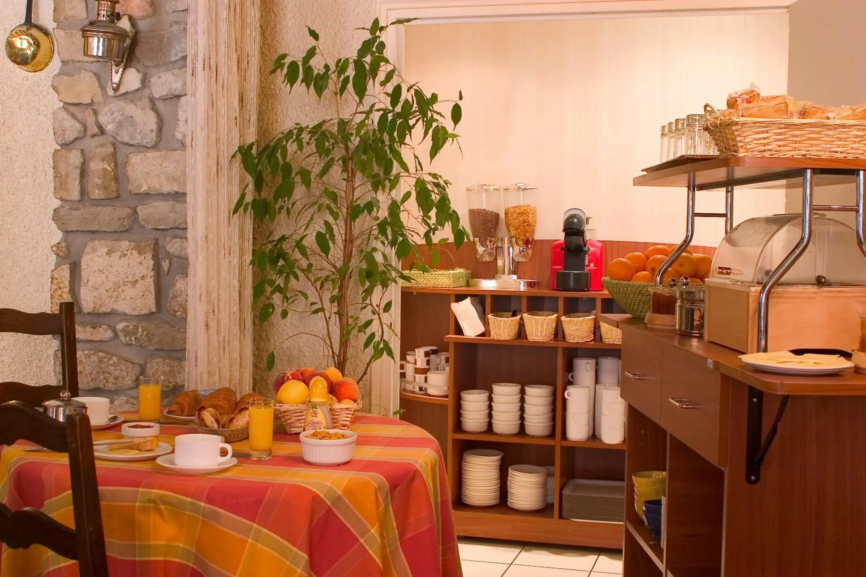 Restaurant/places to eat in Hôtel Le Commerce Restaurant/places to eat in Hôtel Le Commerce