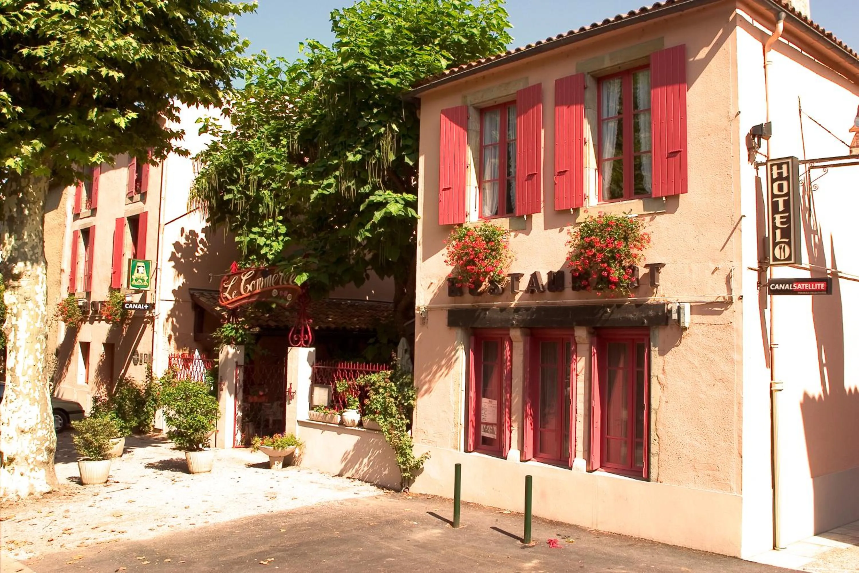 Property building in Hôtel Le Commerce