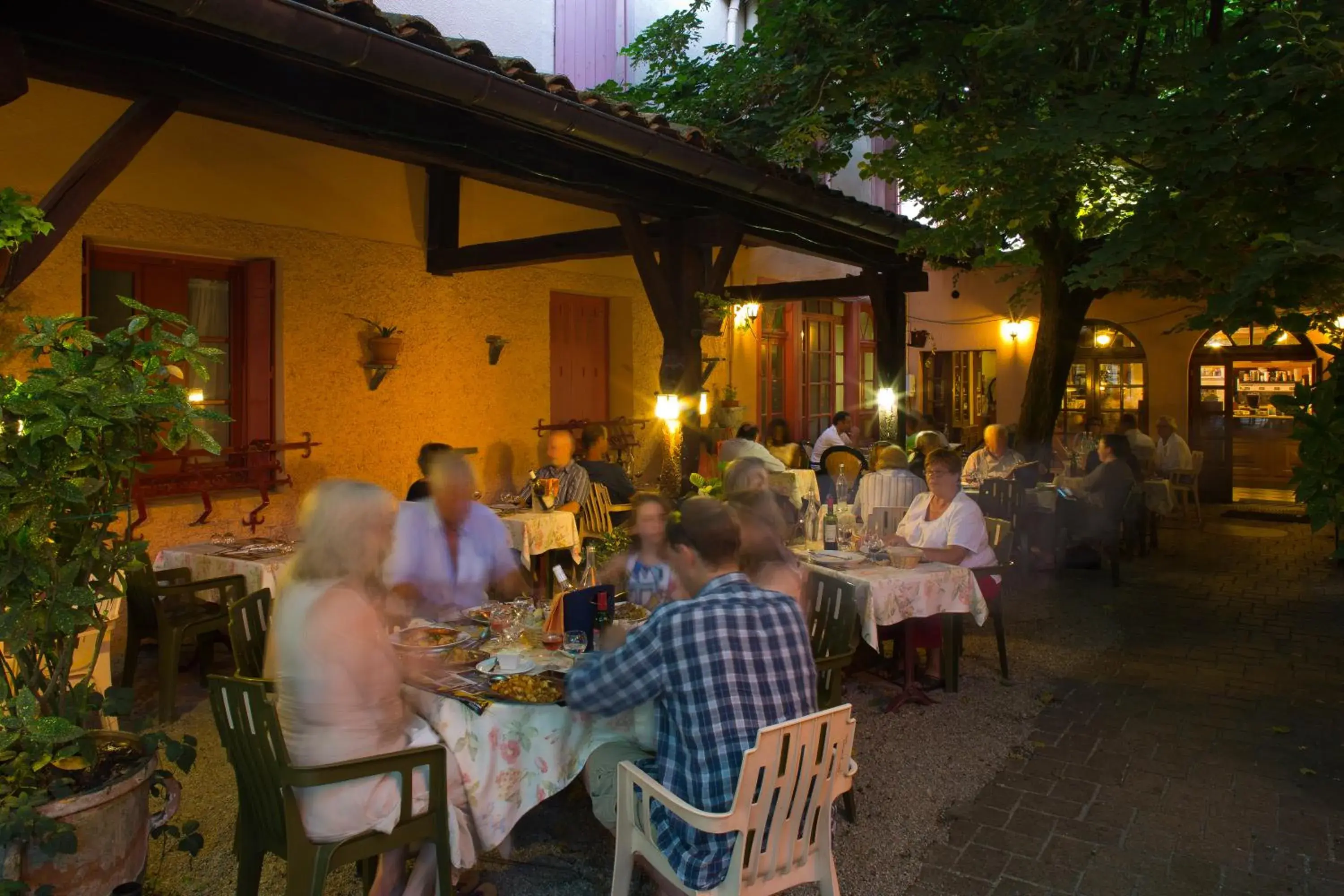 Restaurant/places to eat in Hôtel Le Commerce Restaurant/places to eat in Hôtel Le Commerce