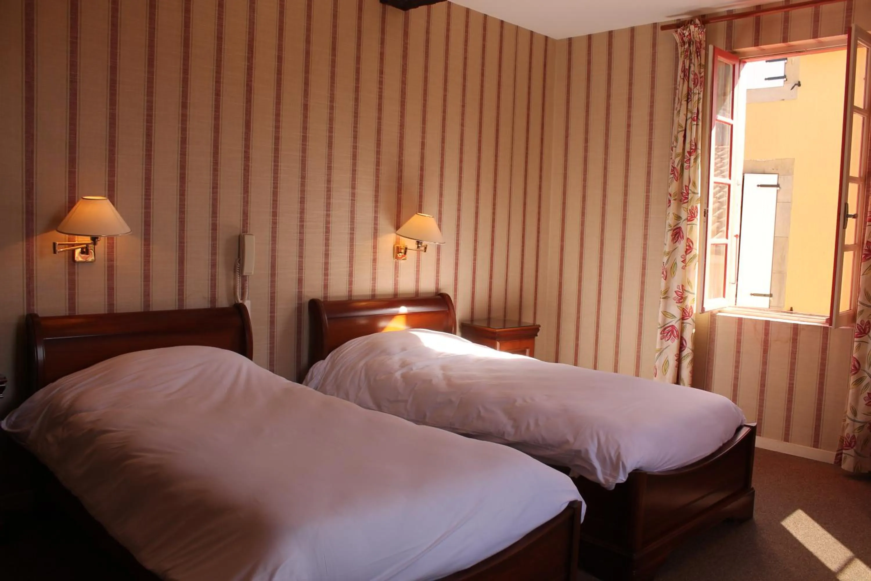 Bed in Hôtel Le Commerce