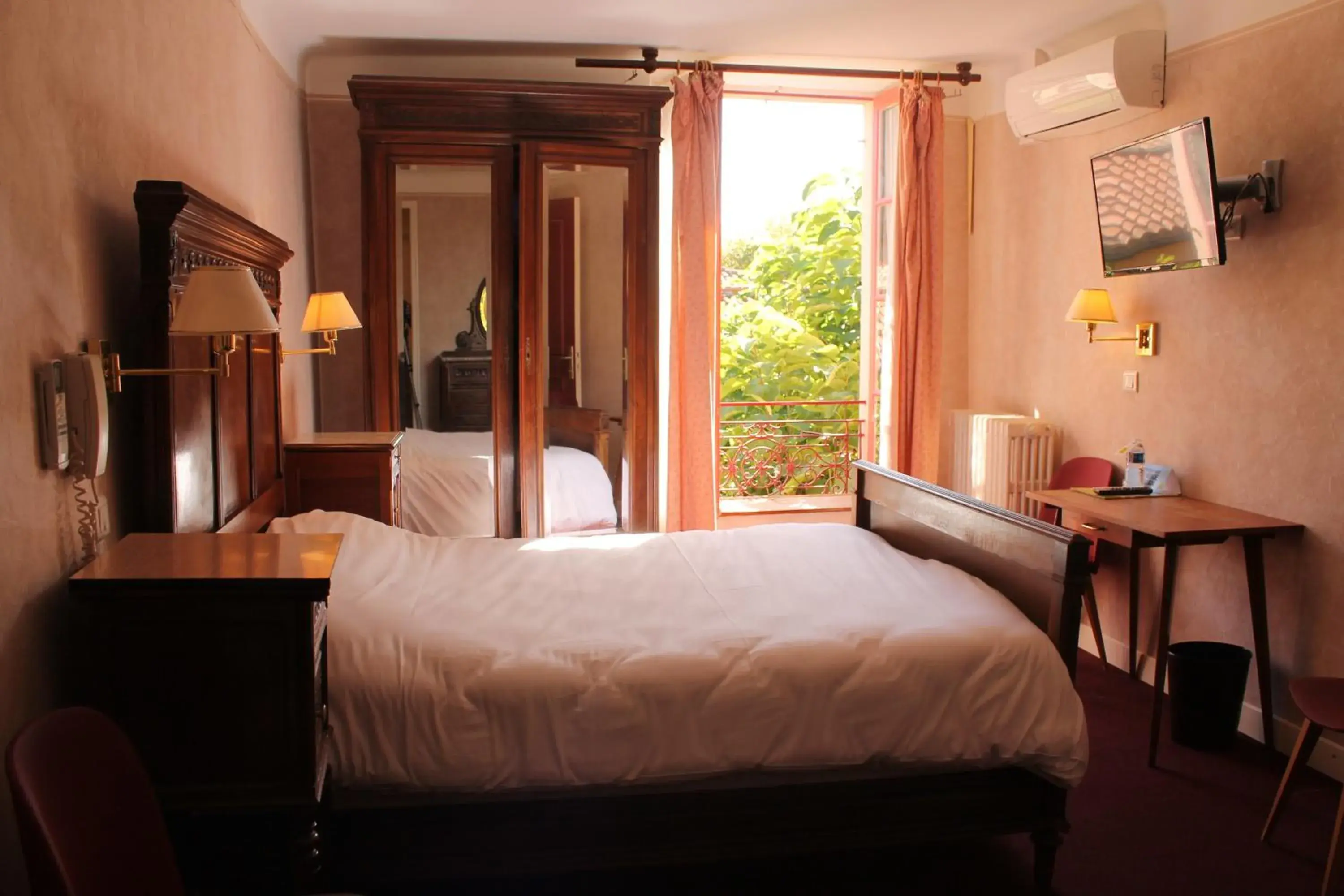 Double Room in Hôtel Le Commerce Double Room in Hôtel Le Commerce