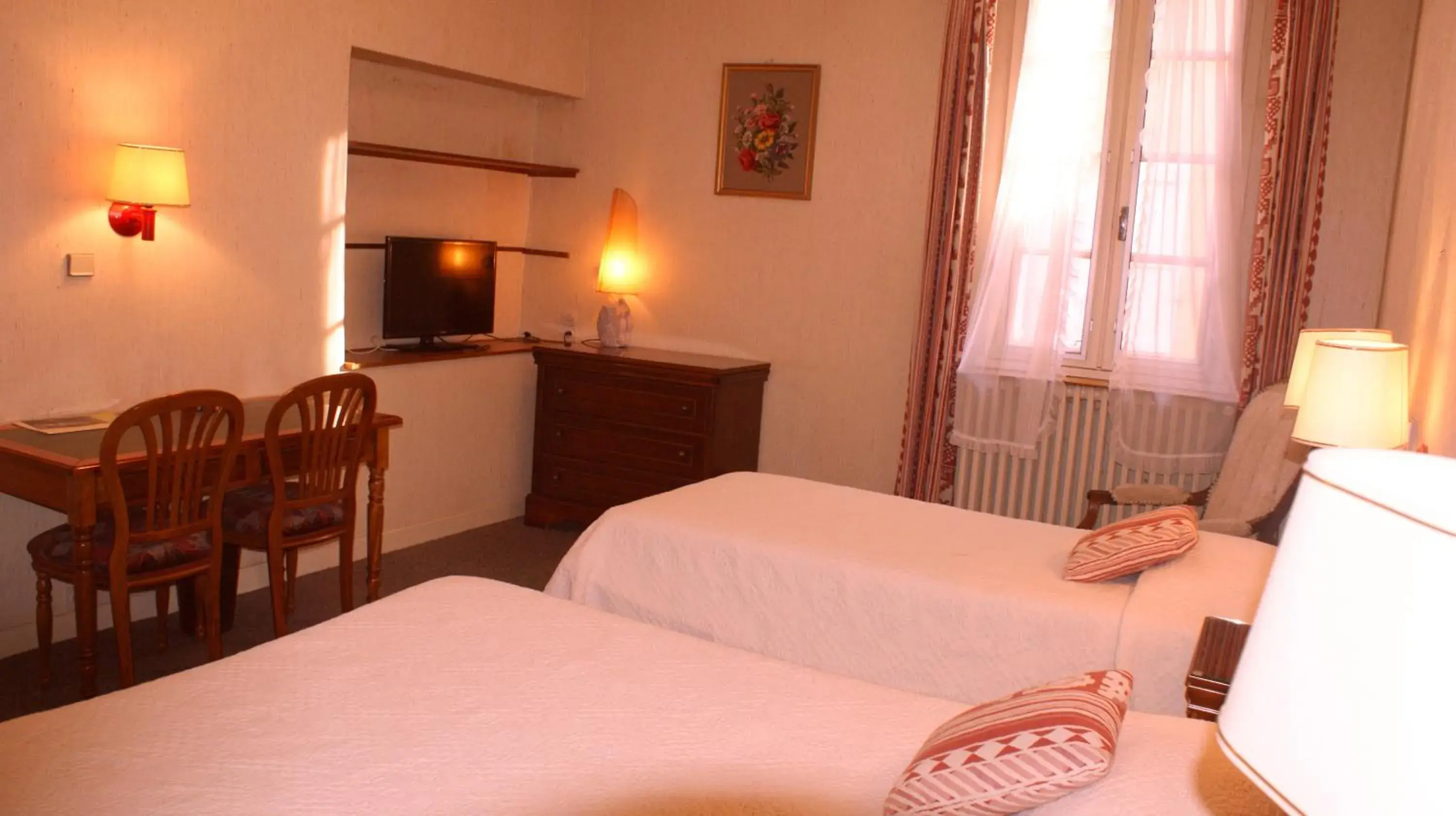 Day, Bed in Hôtel Le Commerce Day, Bed in Hôtel Le Commerce