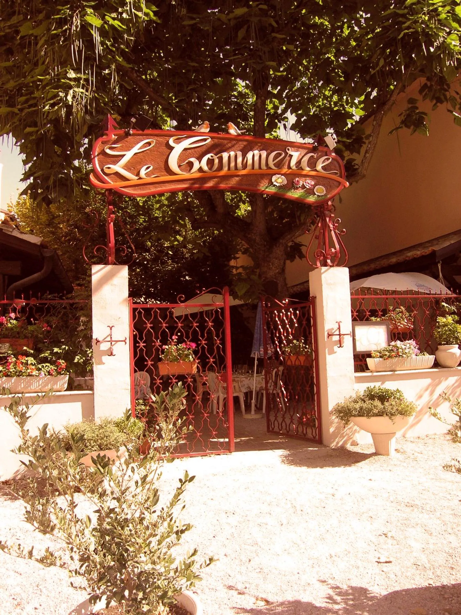 Facade/entrance in Hôtel Le Commerce