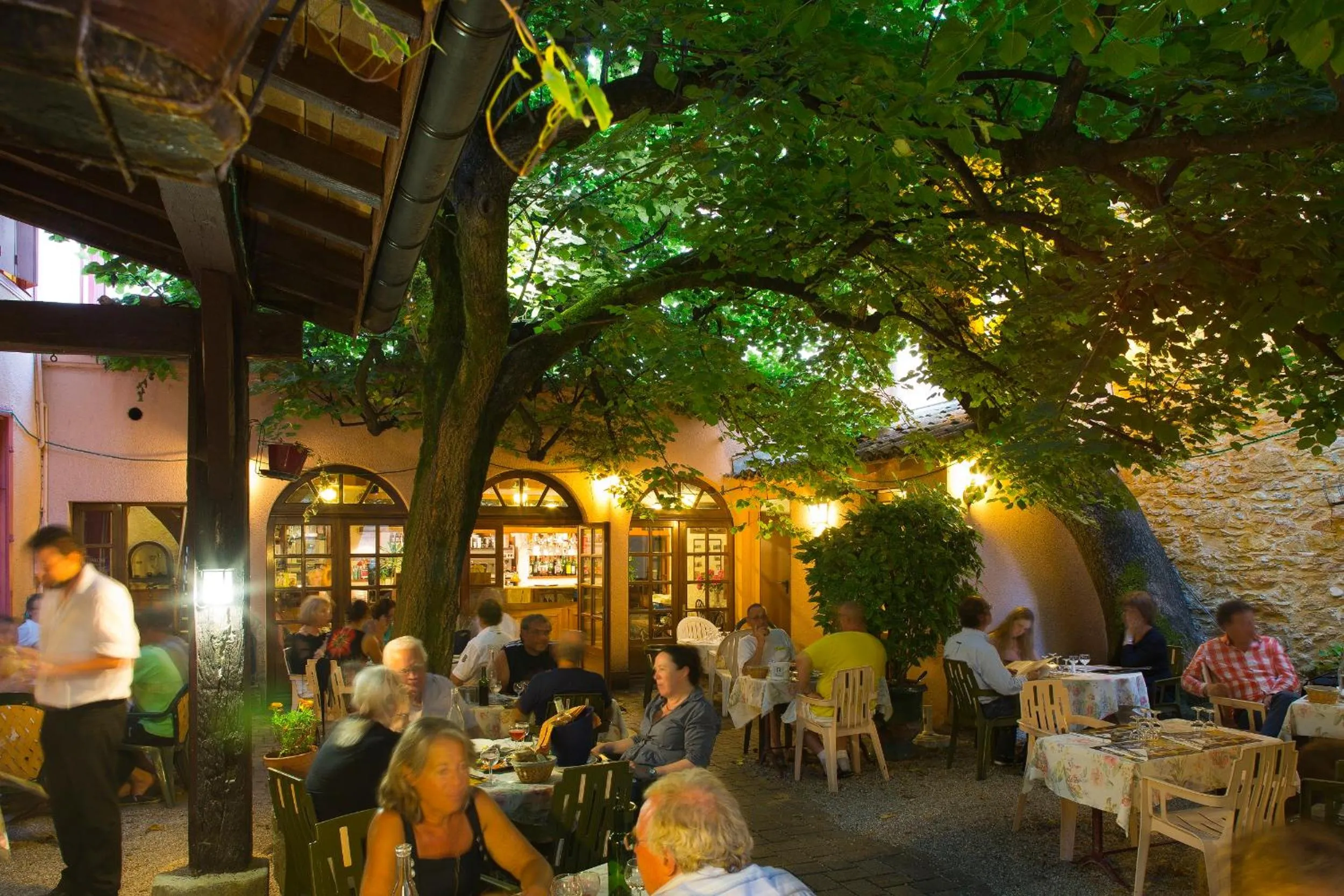 Patio in Hôtel Le Commerce