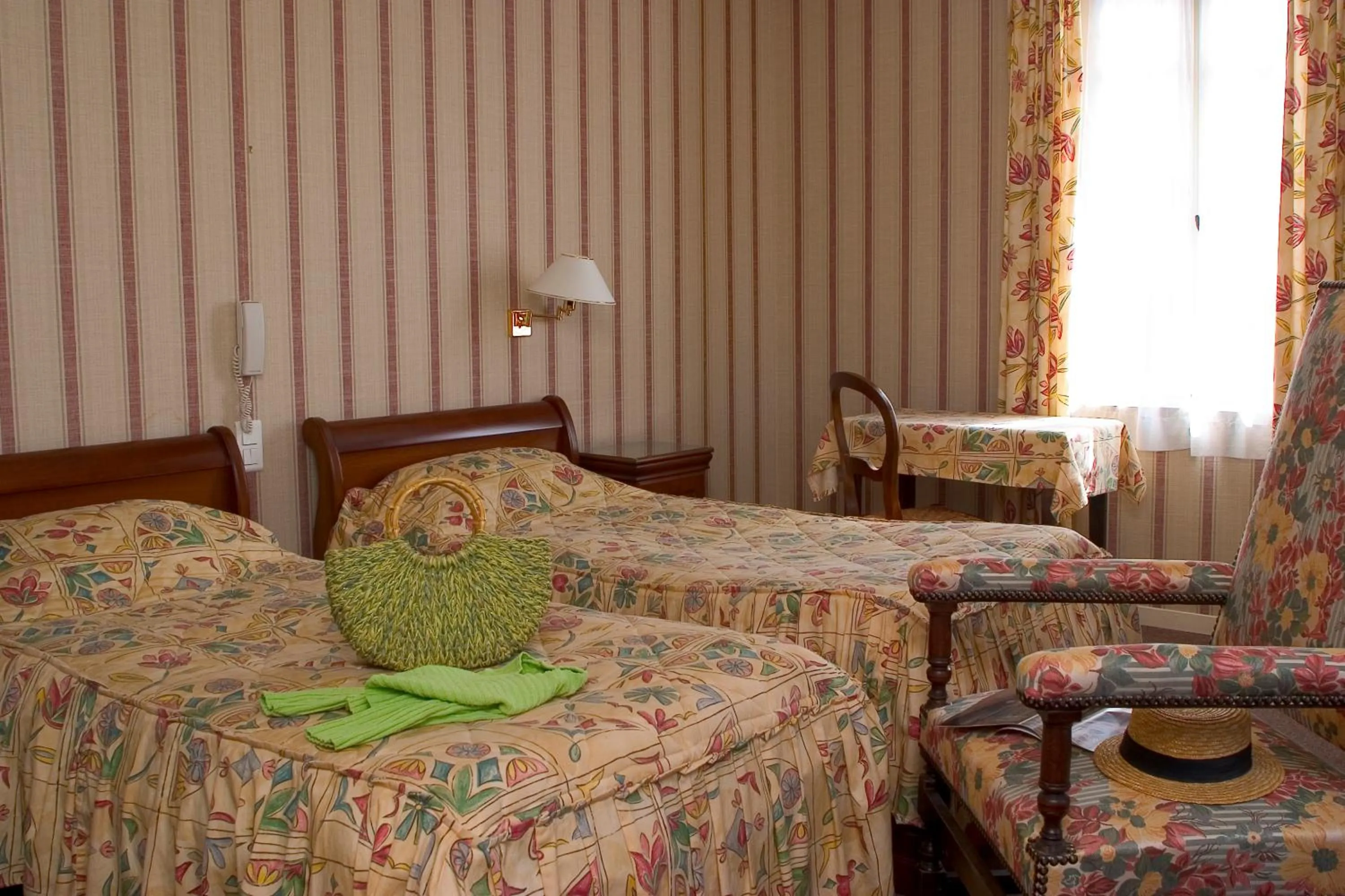 Day, Bed in Hôtel Le Commerce