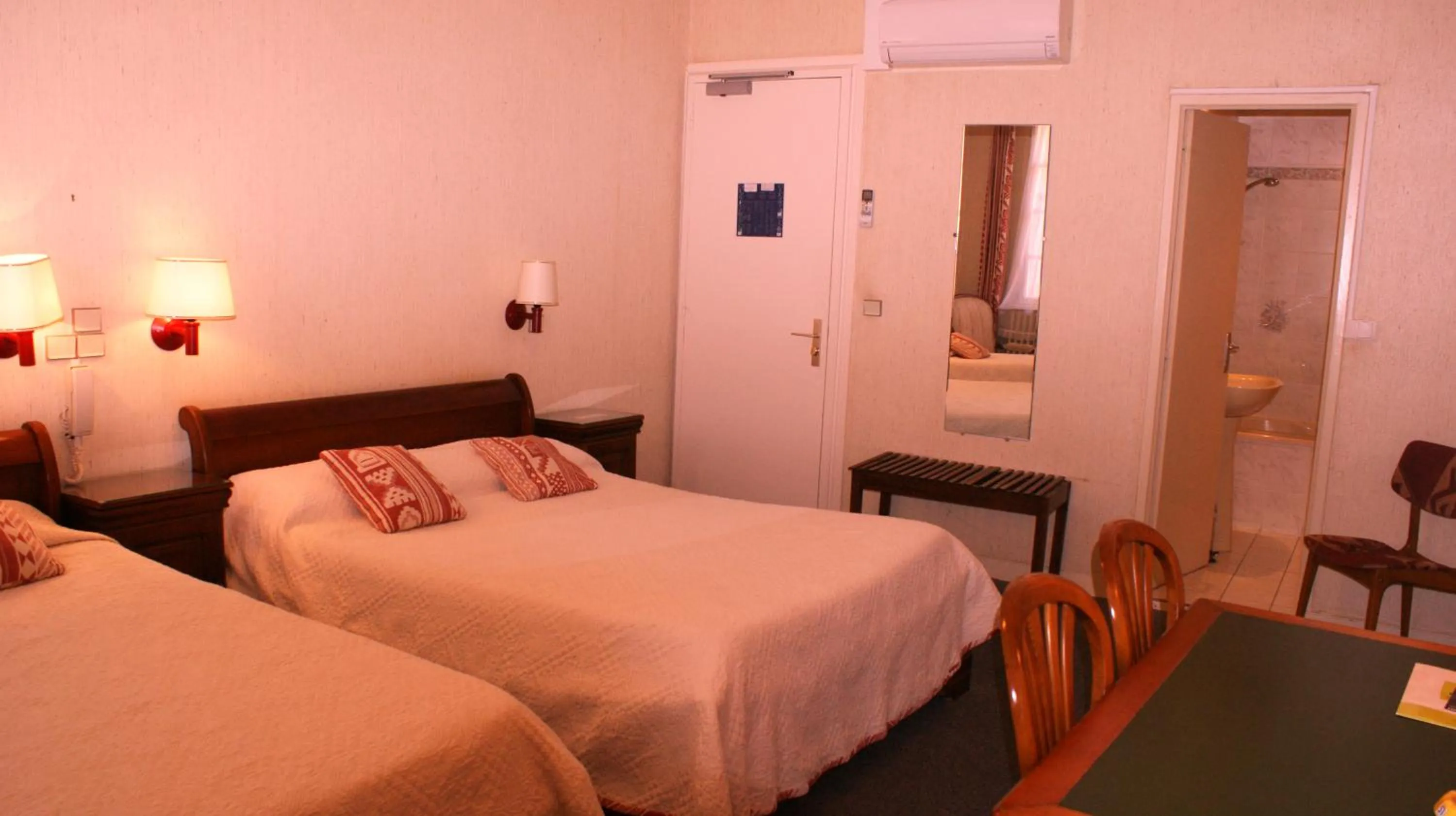 Photo of the whole room, Bed in Hôtel Le Commerce