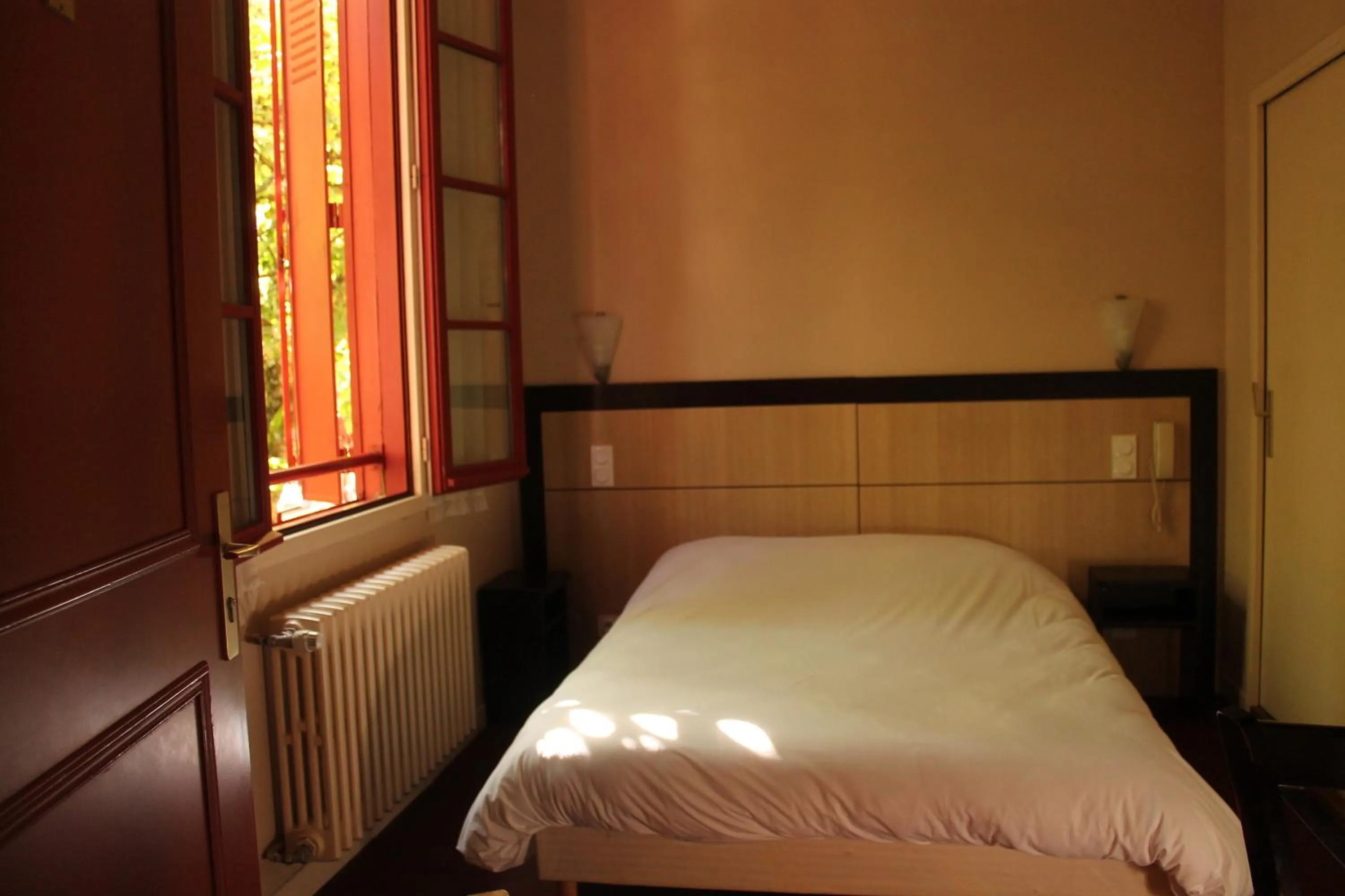 Bed in Hôtel Le Commerce