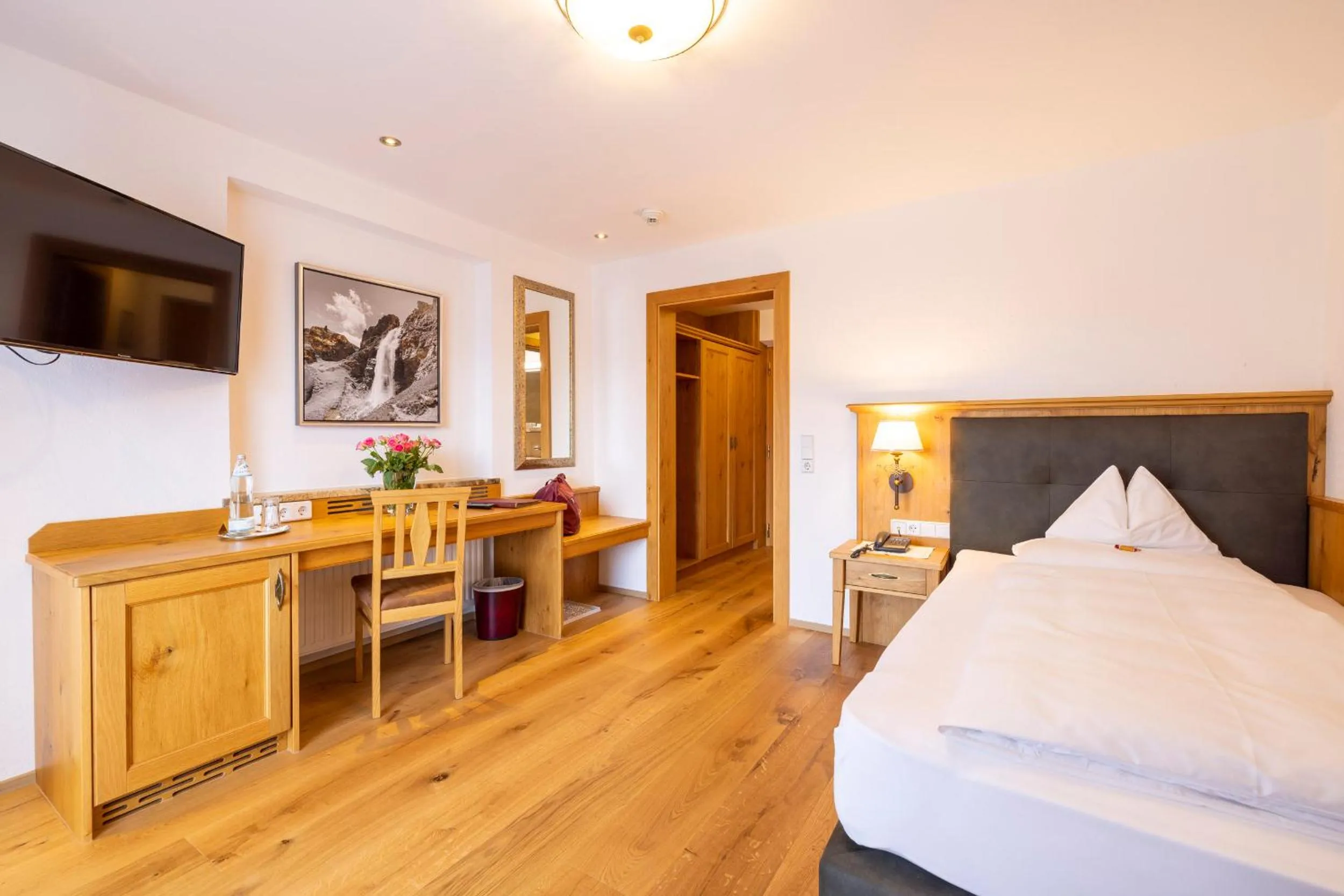 Photo of the whole room, Bed in Parkhotel Seefeld