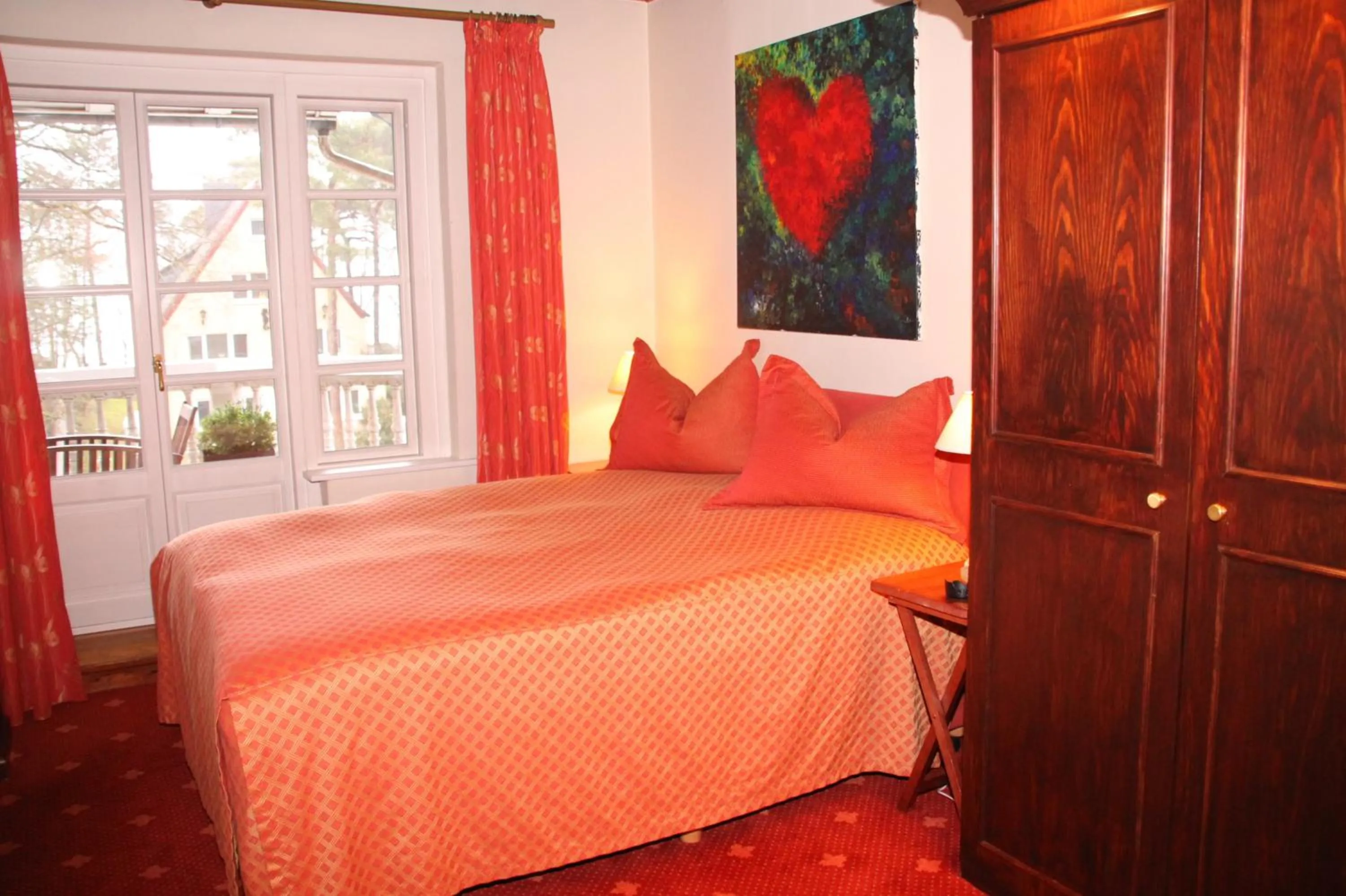 Photo of the whole room, Bed in Romantik im Hotel Villa Röhl