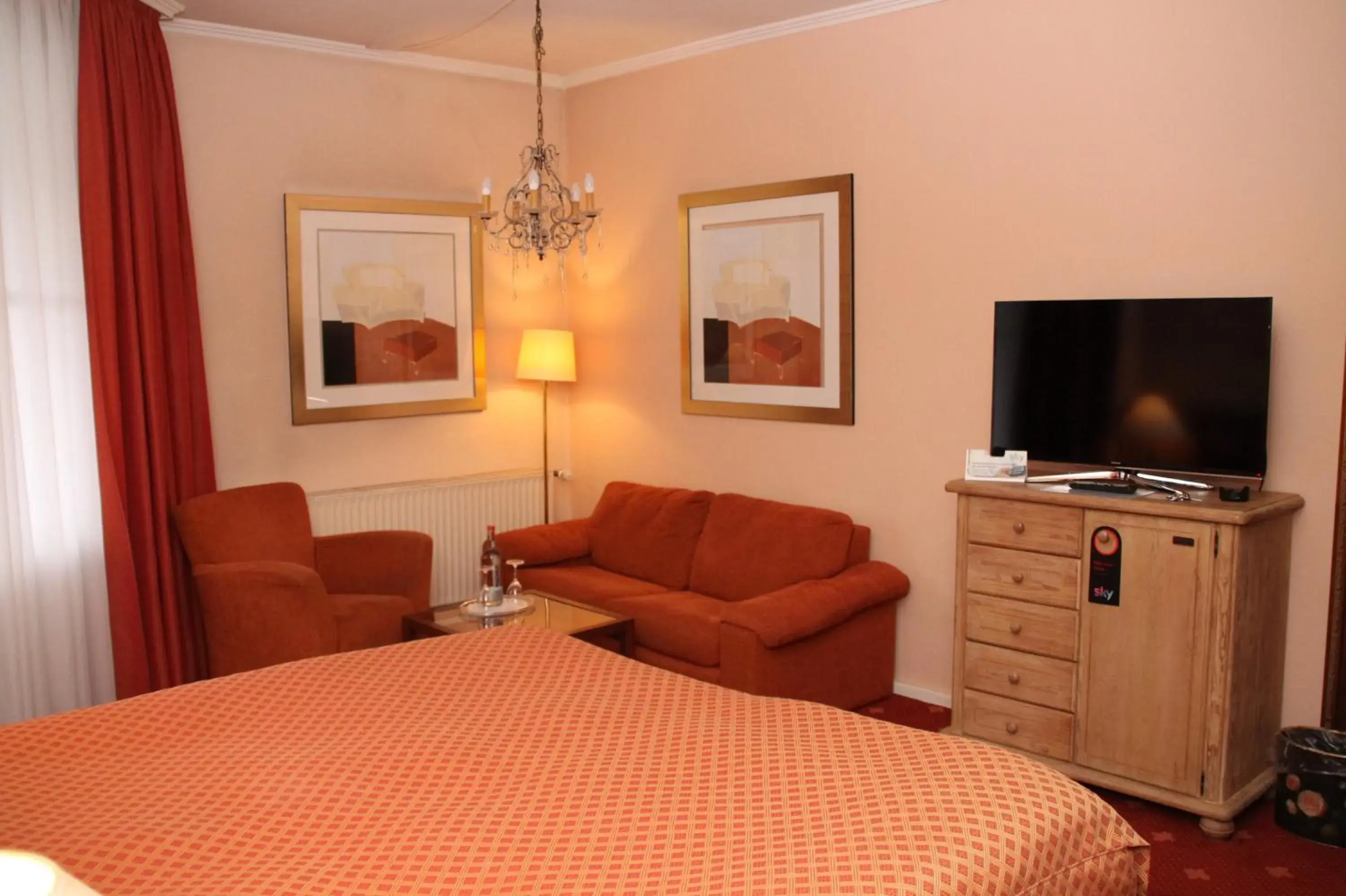 Photo of the whole room, Bed in Romantik im Hotel Villa Röhl