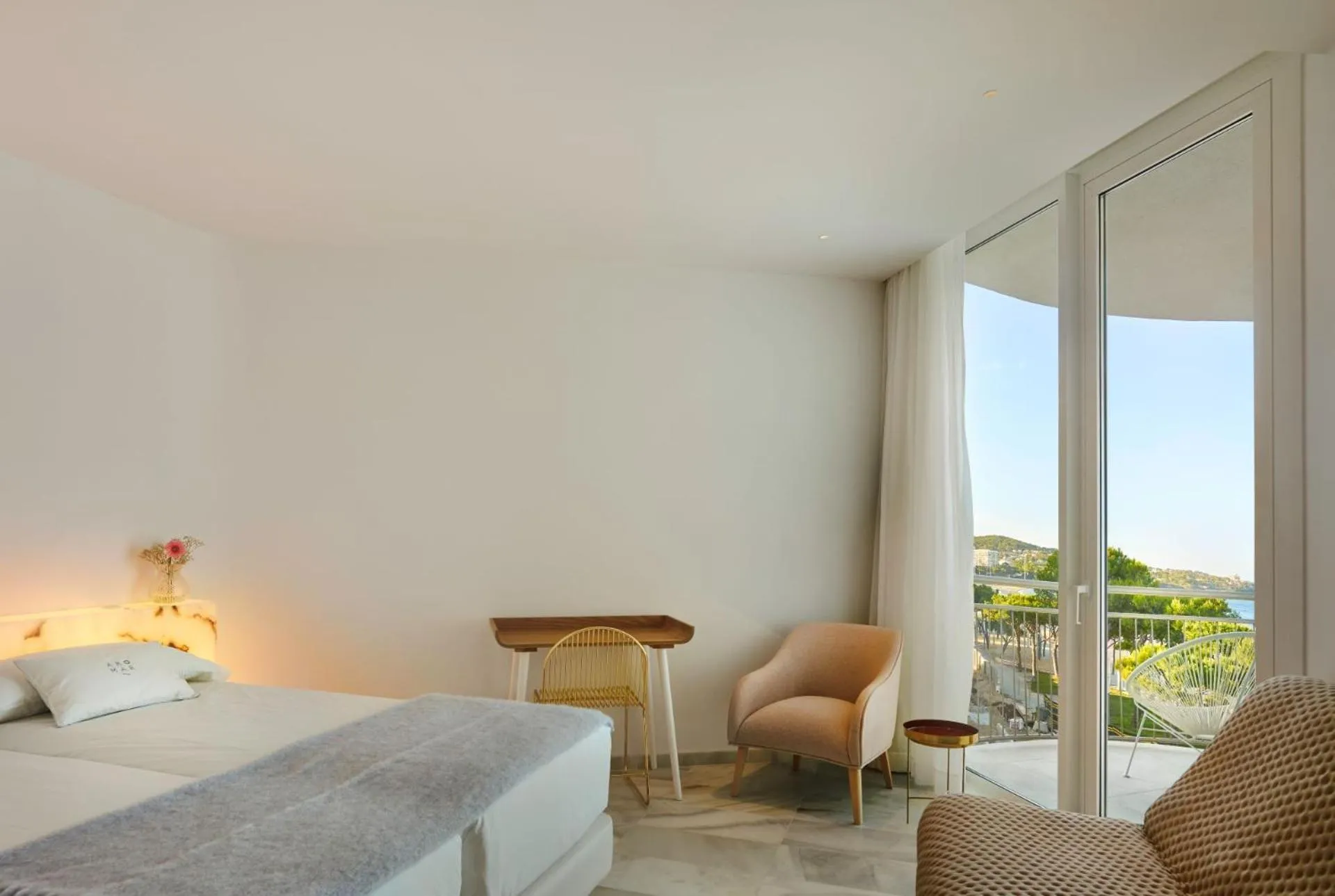 Seating area, Bed in Hotel Aromar