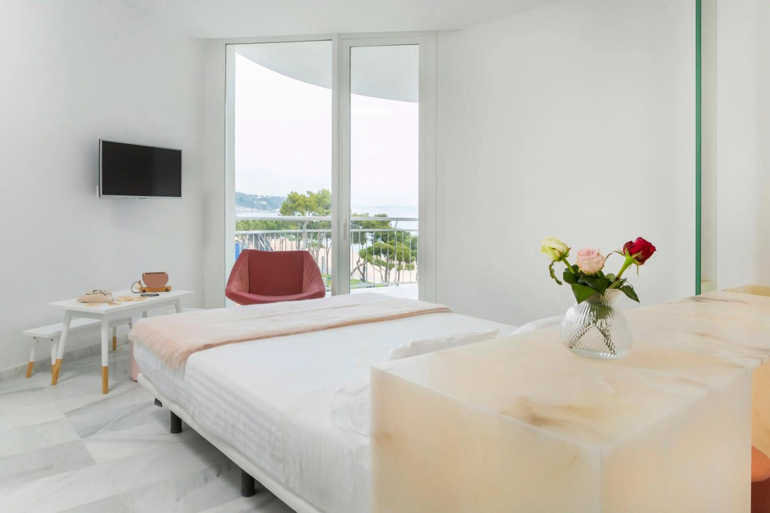 View (from property/room), Bed in Hotel Aromar