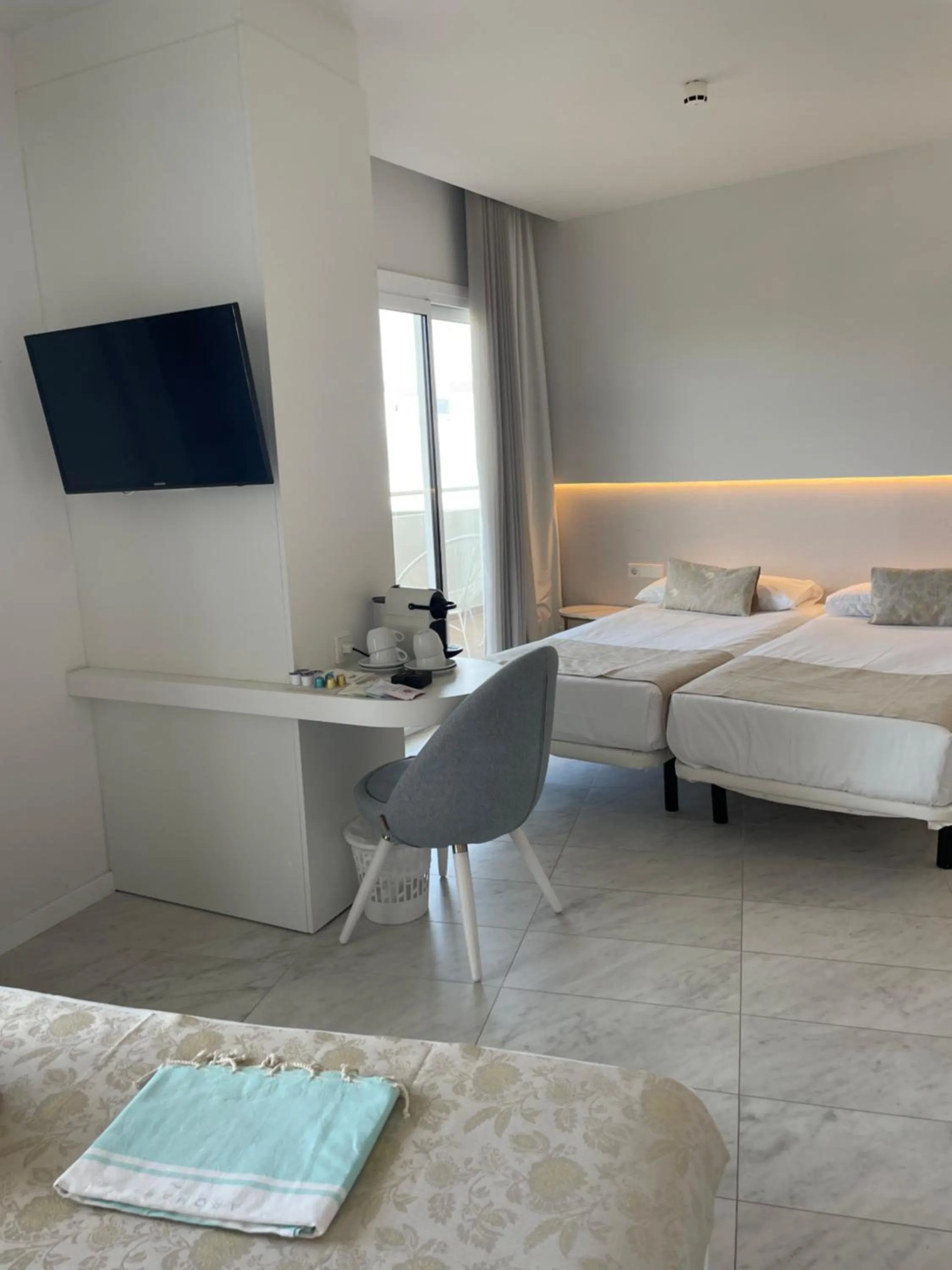 Balcony/Terrace, Bed in Hotel Aromar