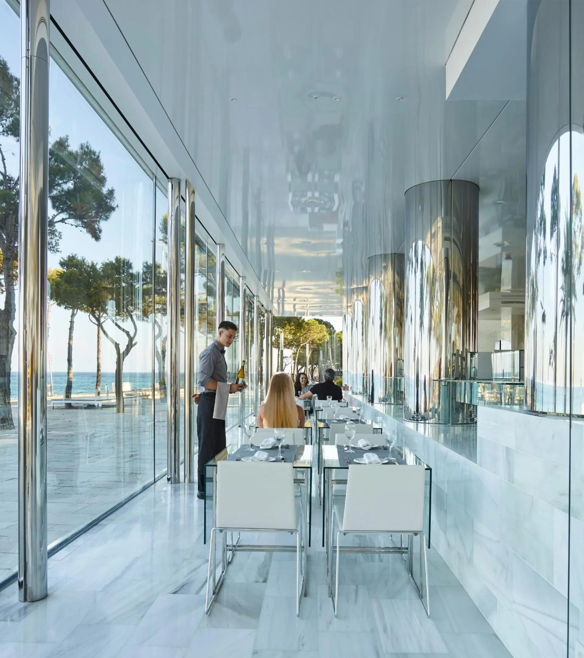 Restaurant/places to eat in Hotel Aromar