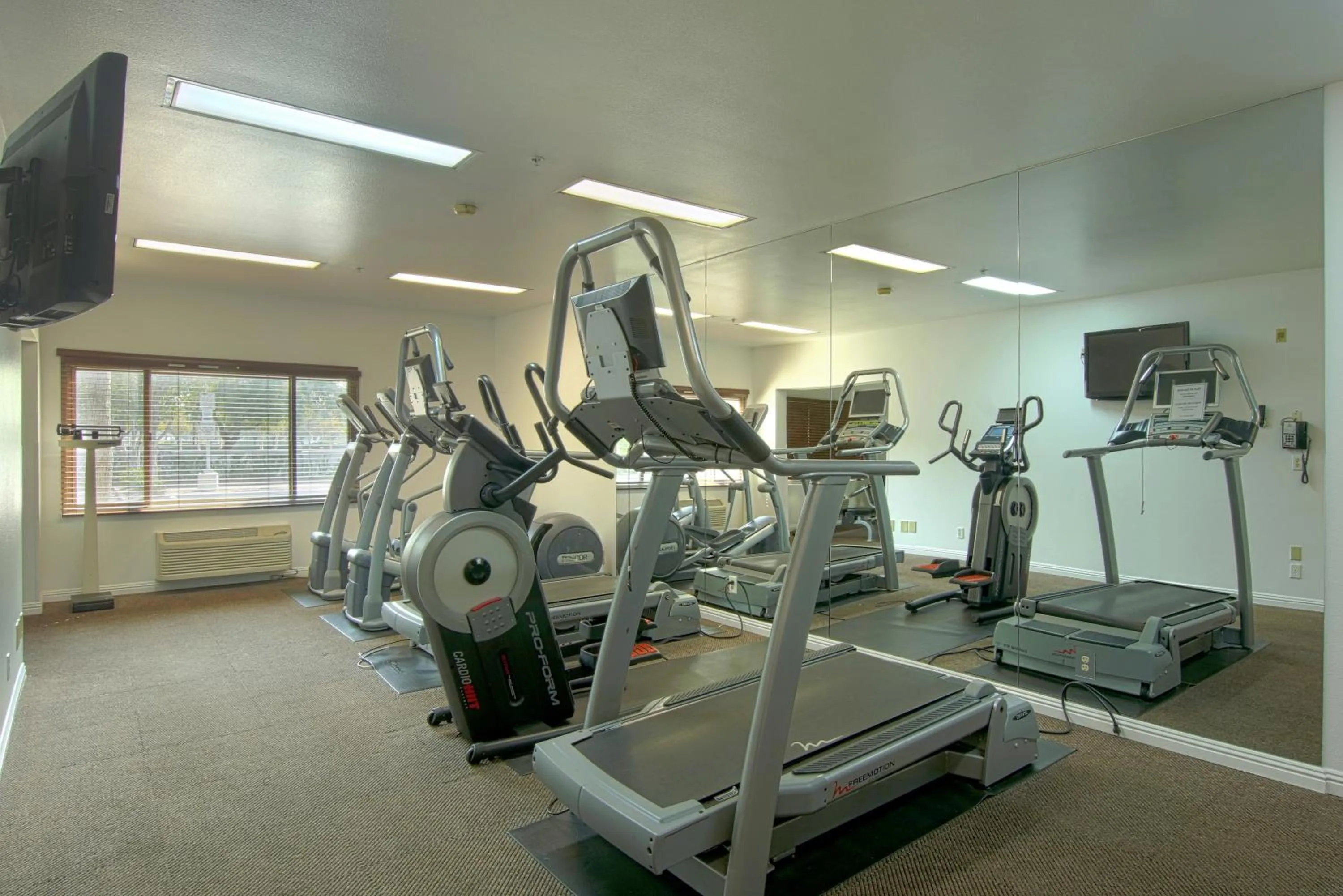 Fitness centre/facilities in Azure Hotel&Suites Ontario Trademark Collection by Wyndham