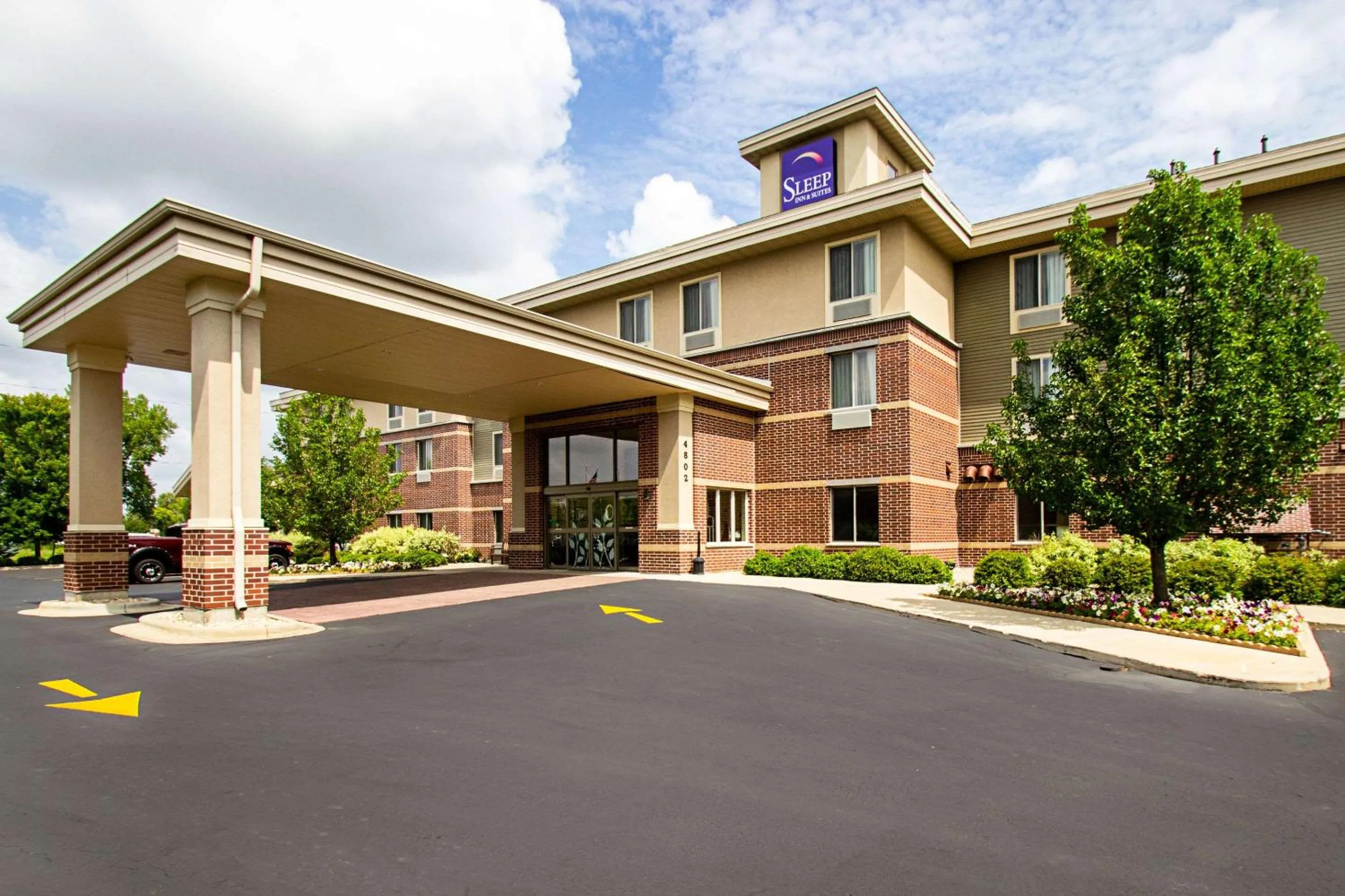 Property building in Sleep Inn & Suites Madison - Monona
