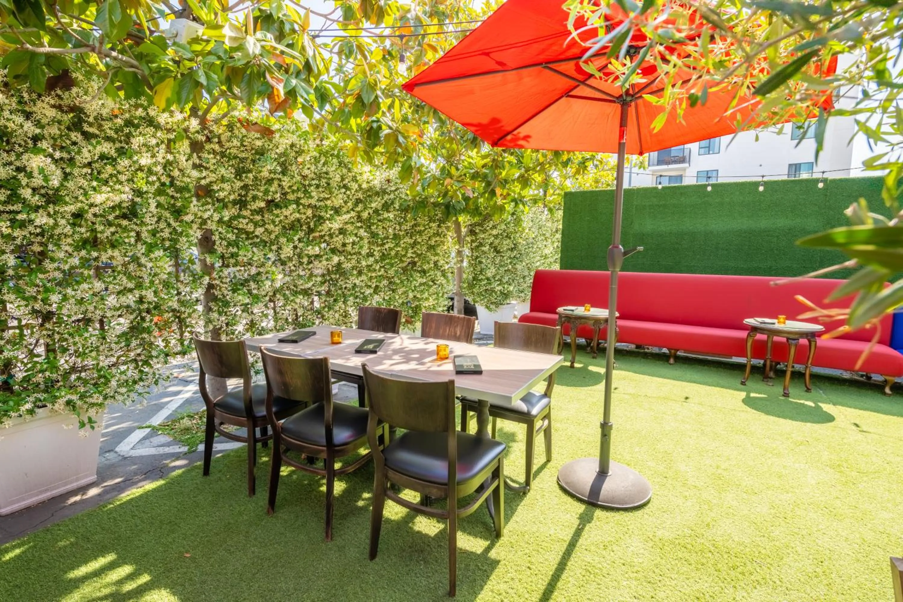 Dining area in Hollywood Historic Hotel