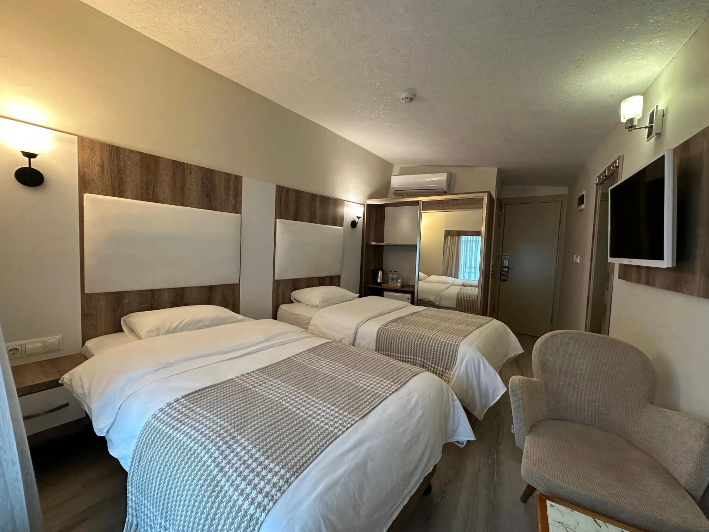 TV and multimedia, Bed in Line Suite Hotel