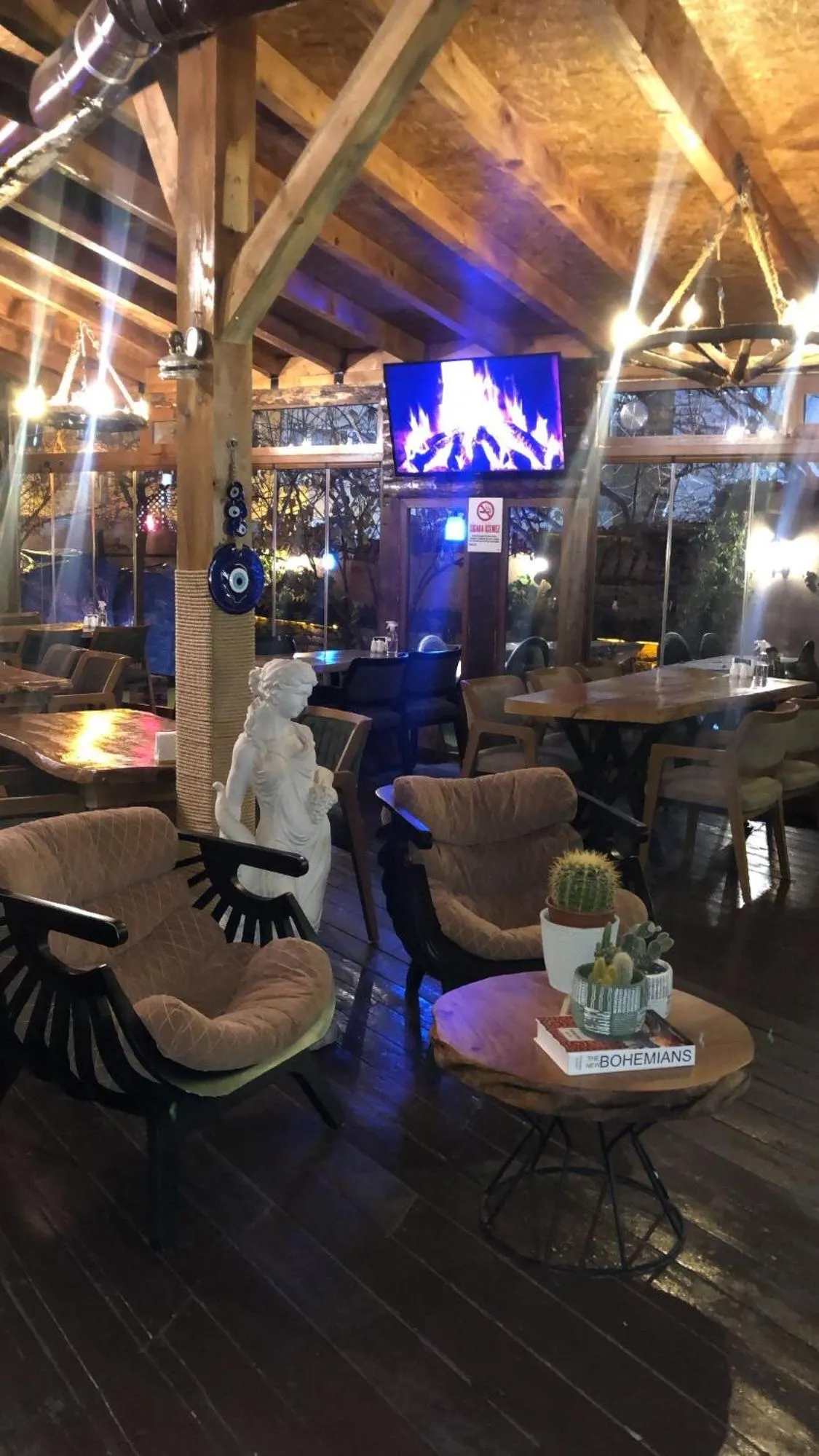 Restaurant/places to eat in Line Suite Hotel