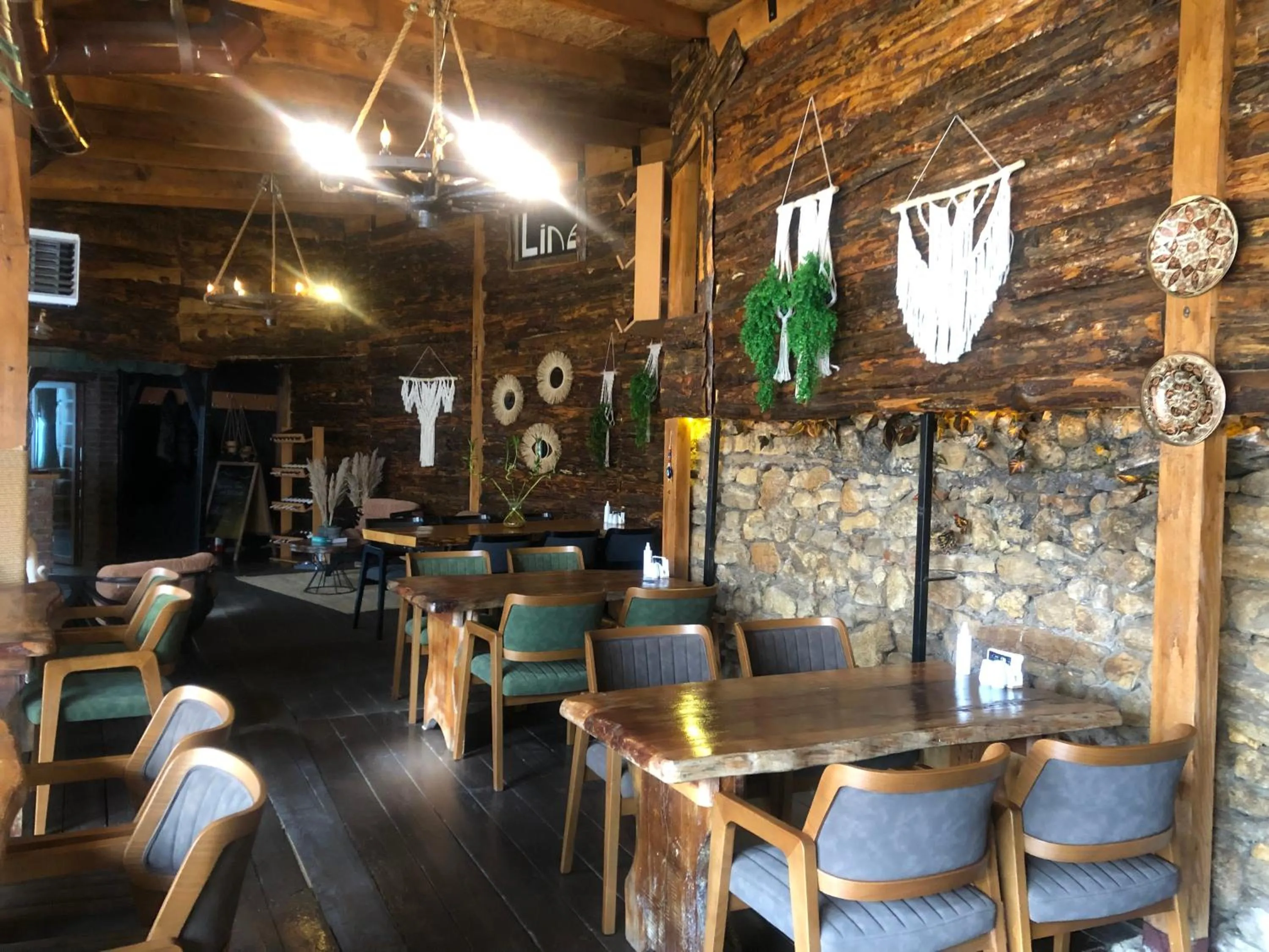 Restaurant/places to eat in Line Suite Hotel