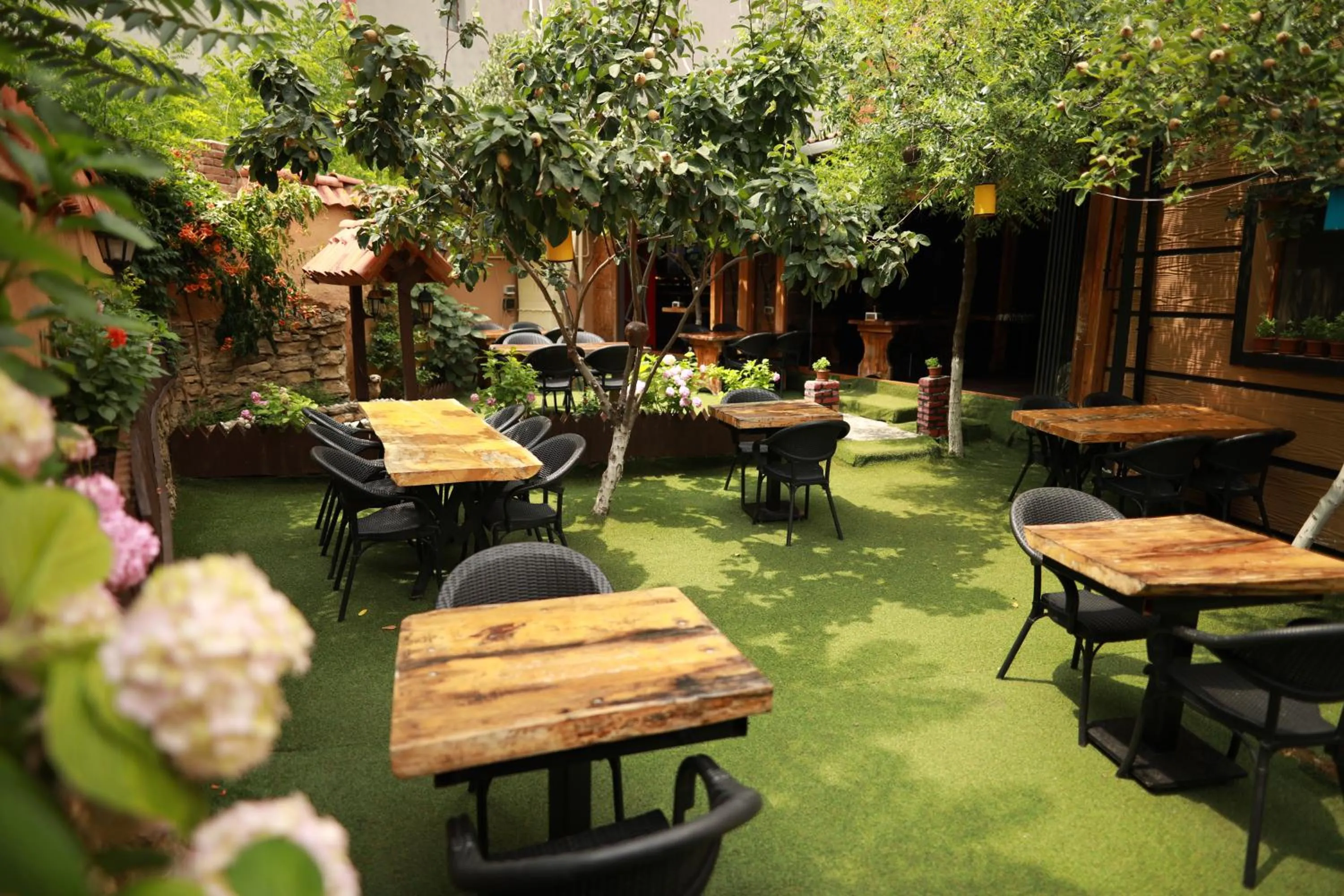 Restaurant/places to eat in Line Suite Hotel