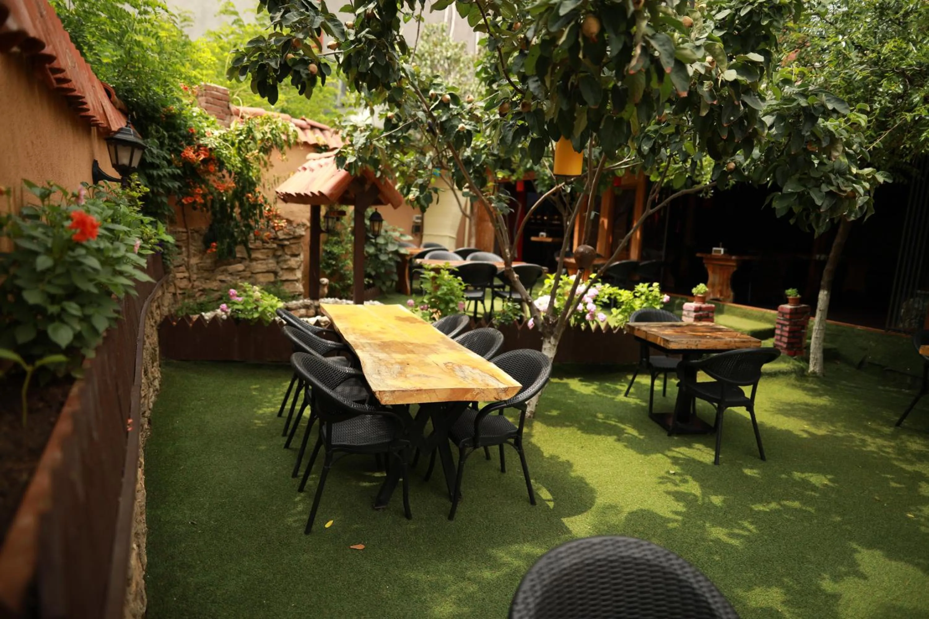 Restaurant/places to eat in Line Suite Hotel