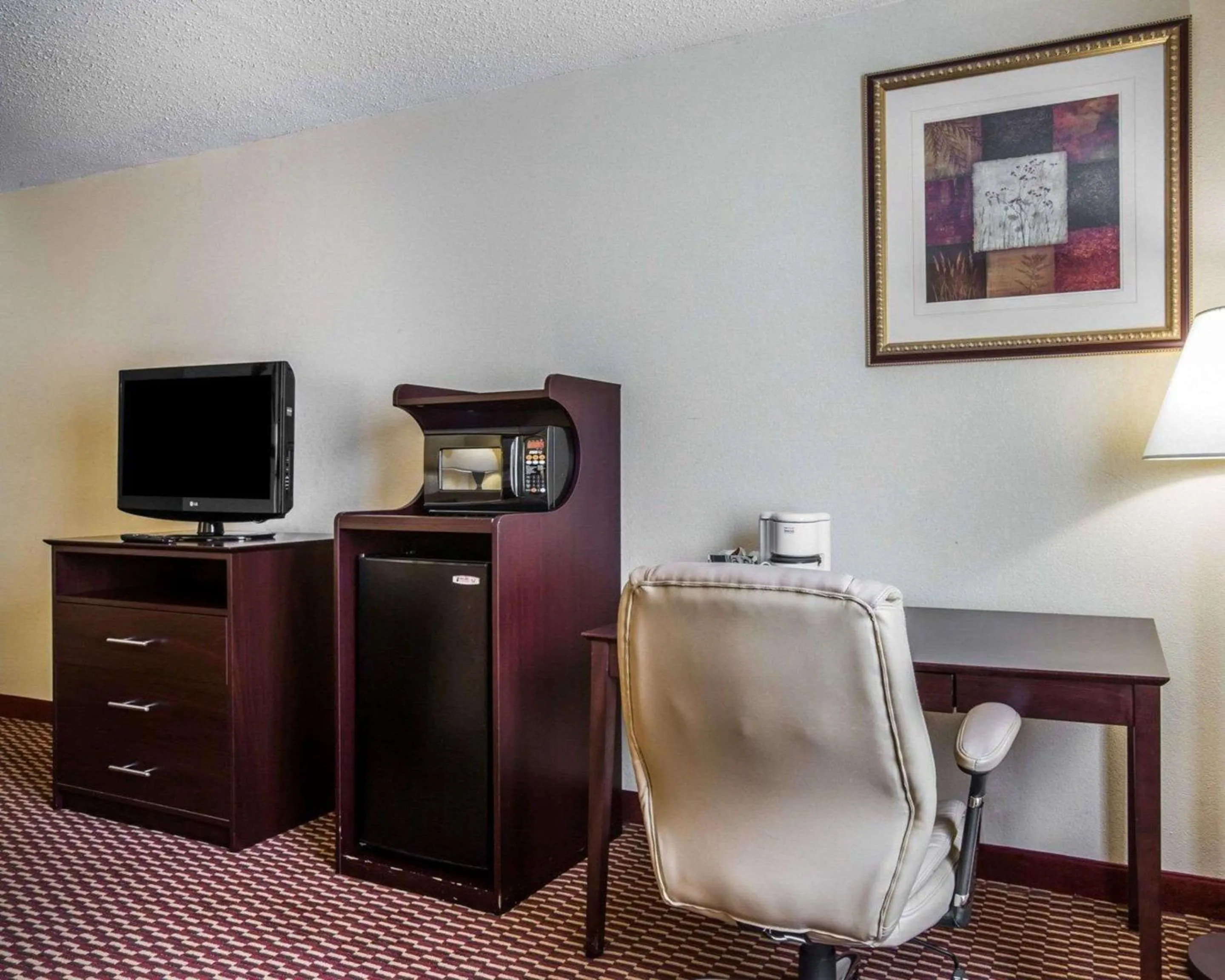 Photo of the whole room, TV/Entertainment Center in Quality Inn and Suites Kingston