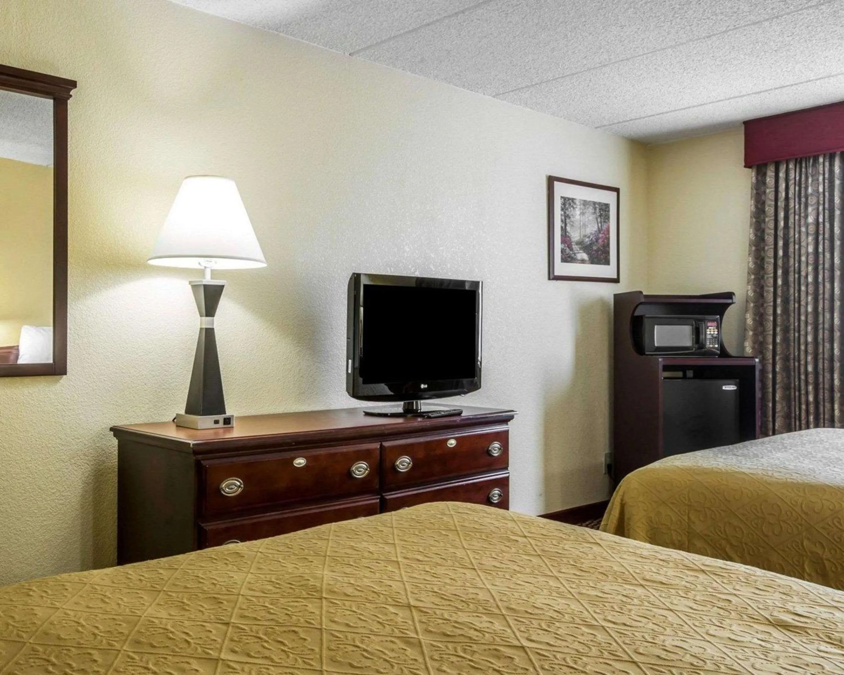 Photo of the whole room, TV/Entertainment Center in Quality Inn and Suites Kingston