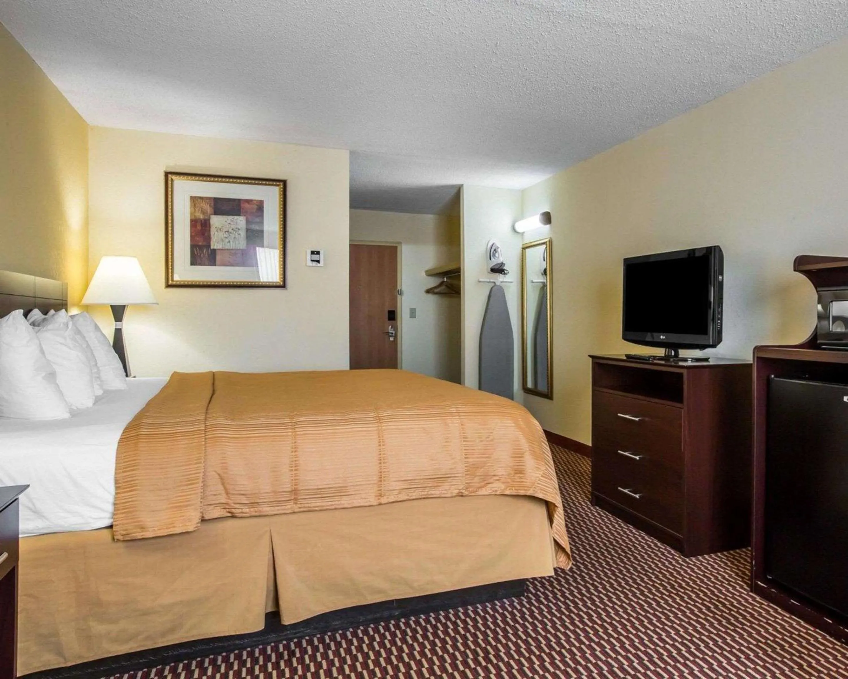 Photo of the whole room, TV/Entertainment Center in Quality Inn and Suites Kingston