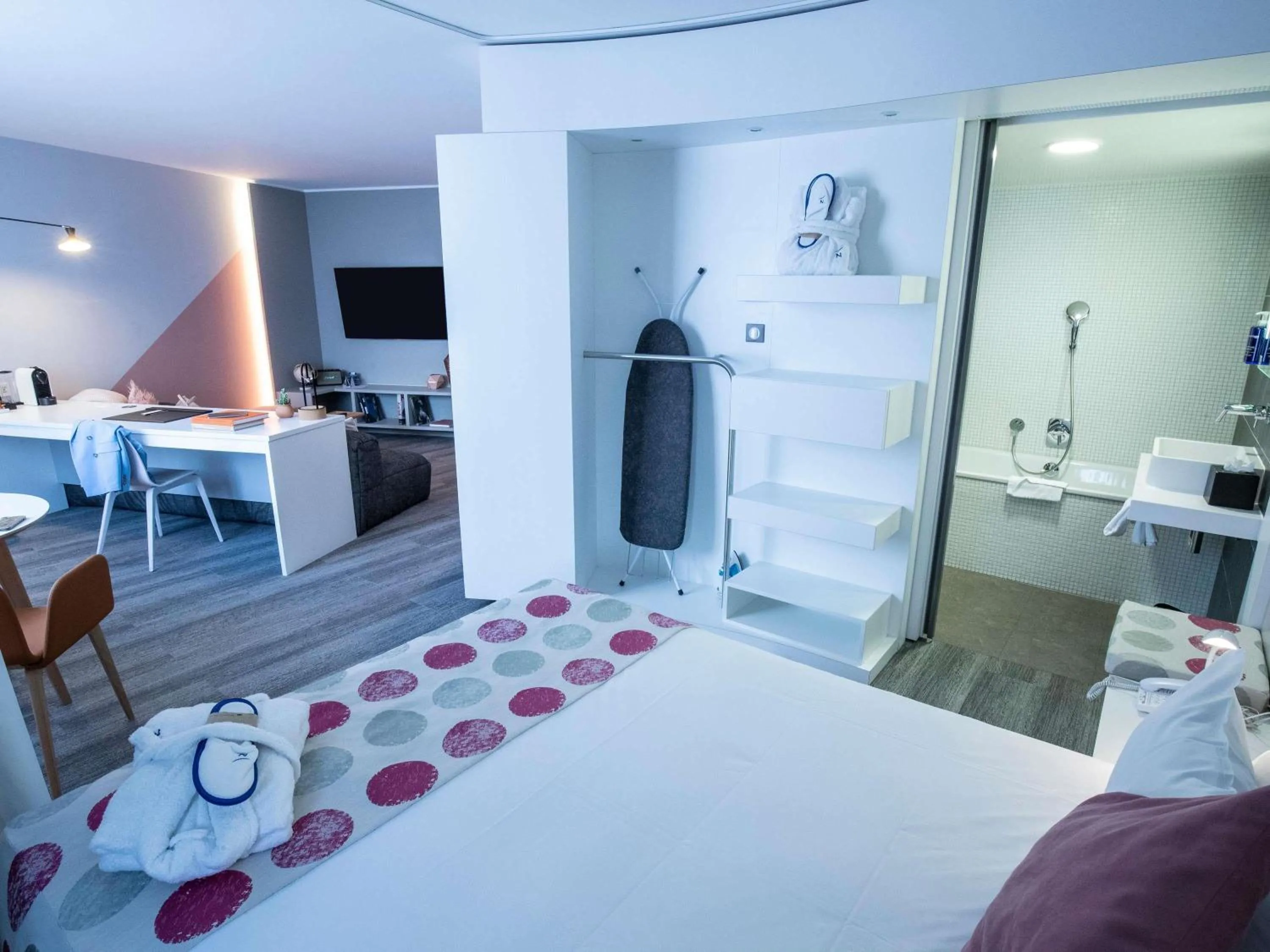Bedroom, Bed in Novotel Suites Luxembourg