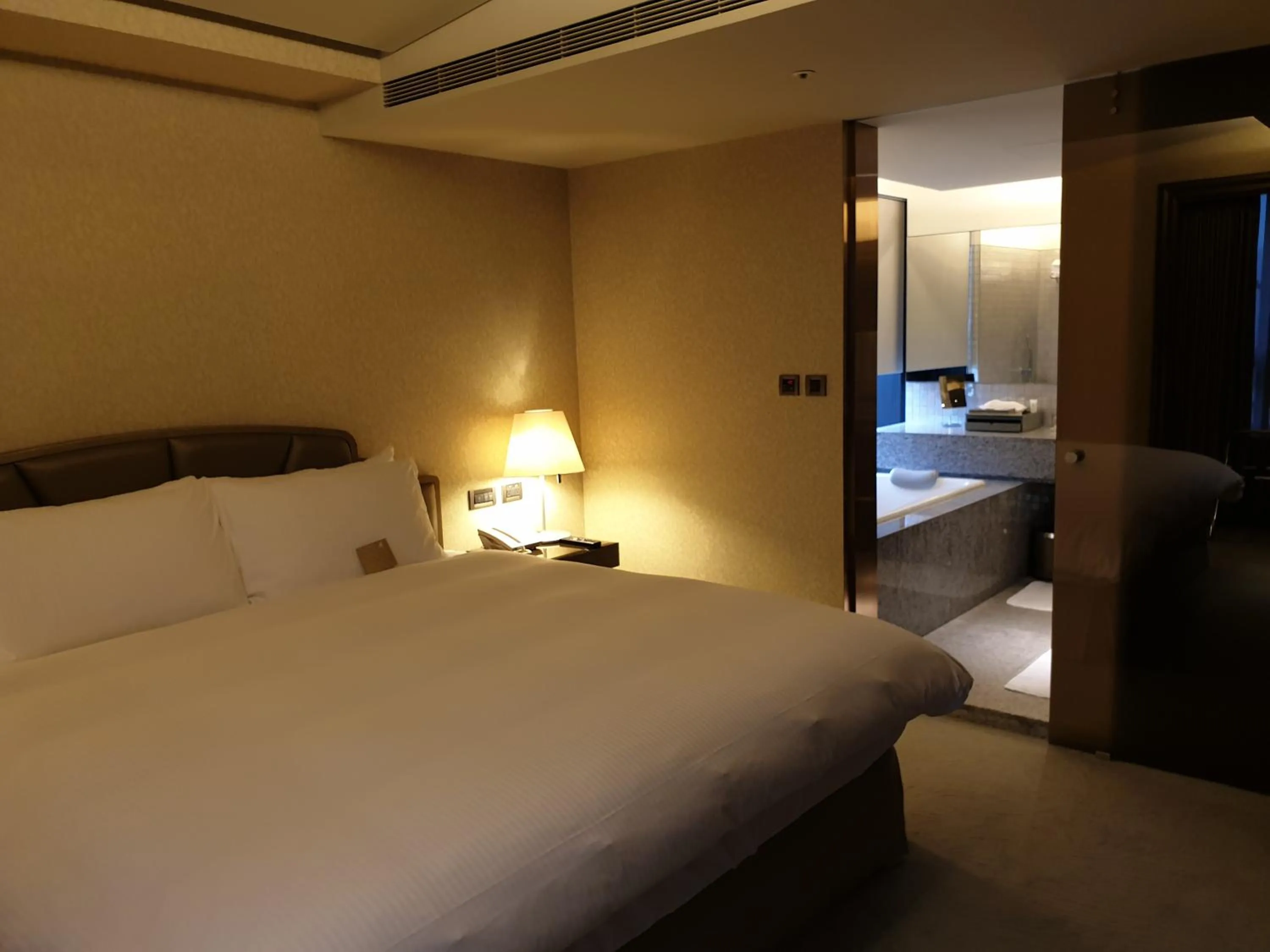 room service, Bed in The Landis Taipei