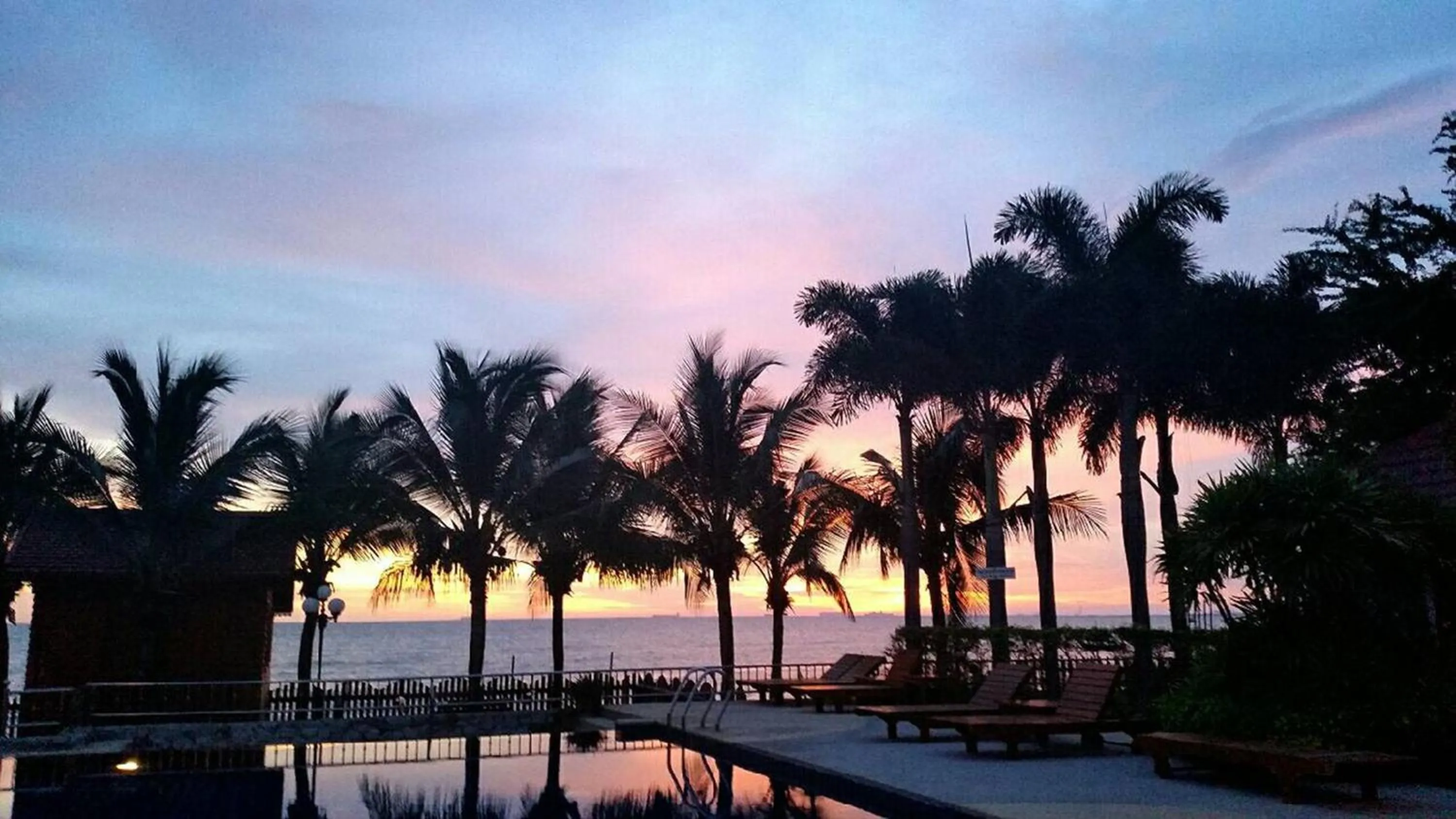 Sunset in Serene Sands