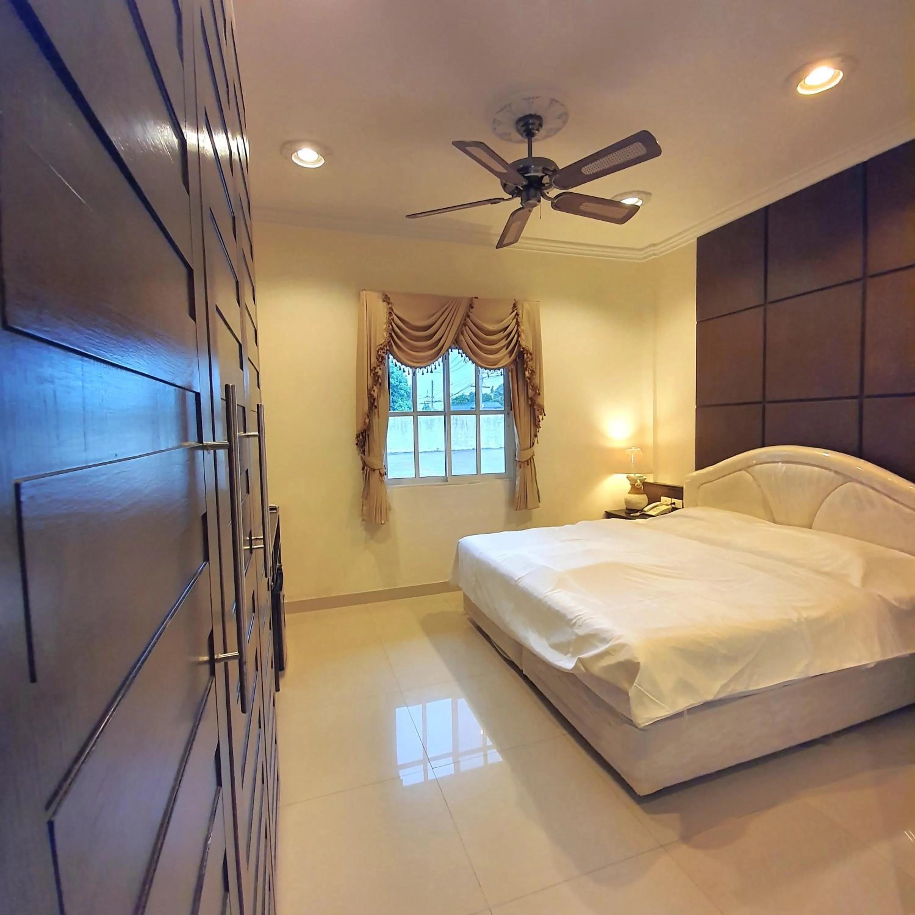 Bedroom, Bed in Serene Sands