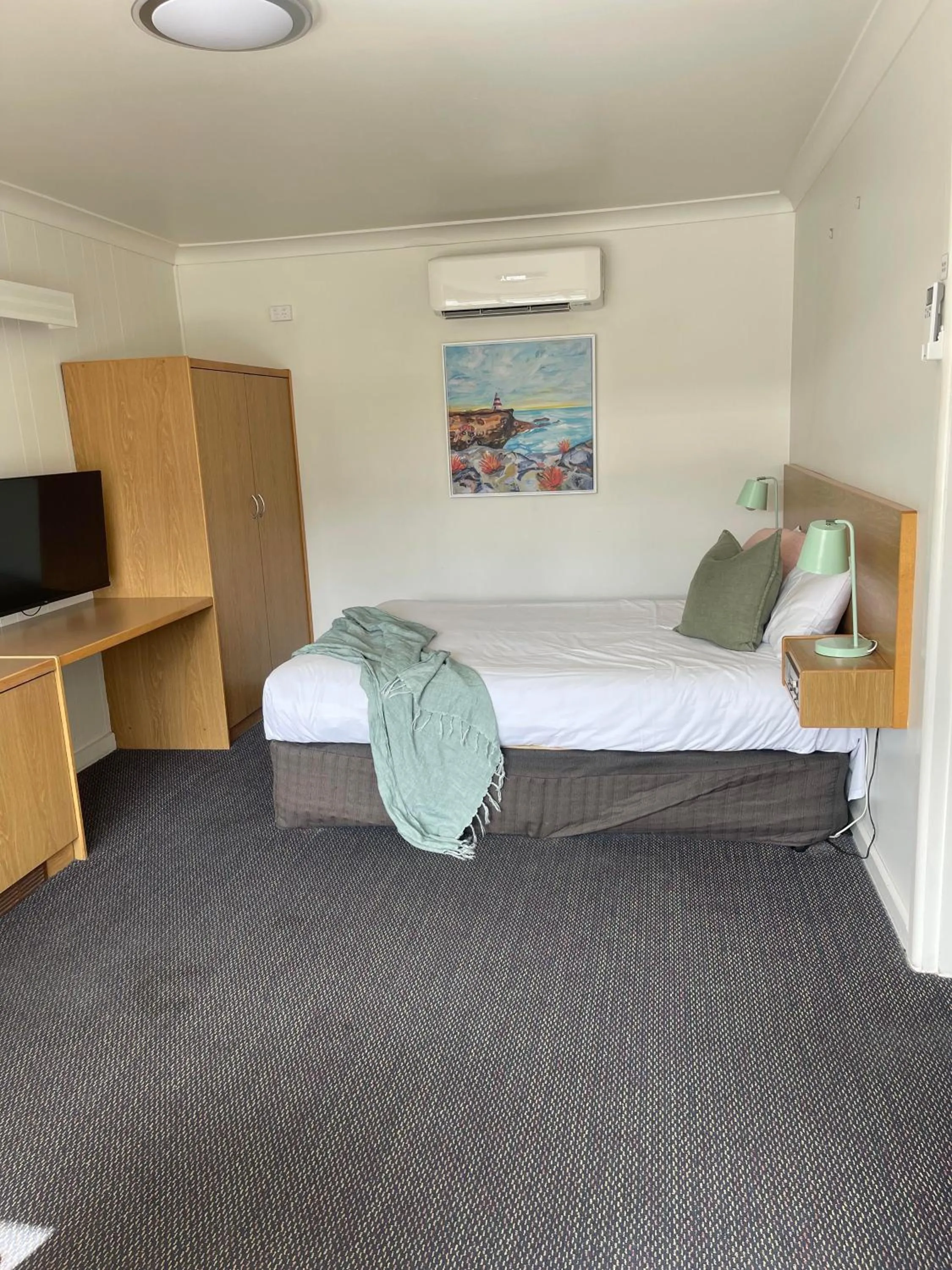 Bed in Harbour View Motel