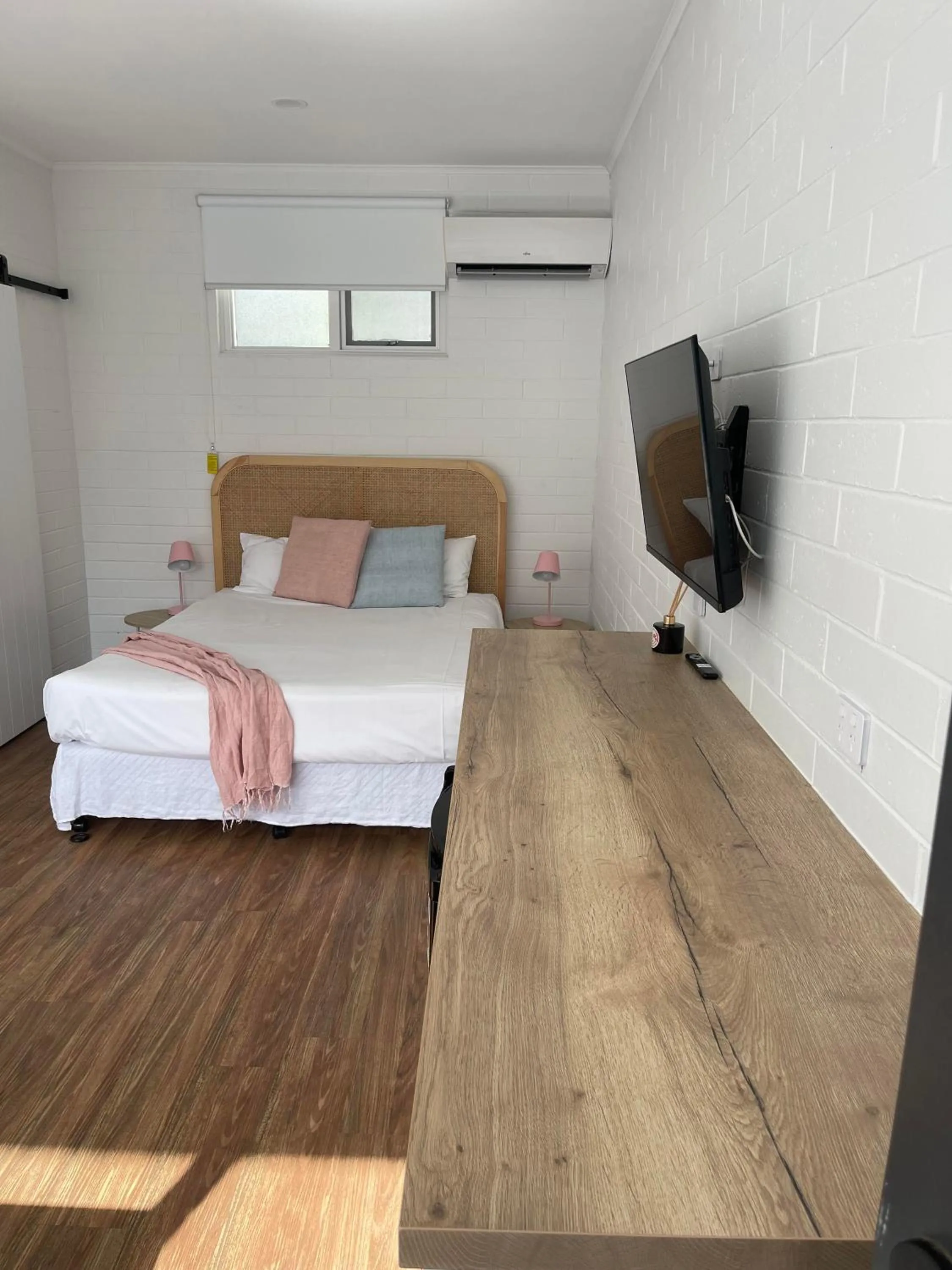 Bed in Harbour View Motel